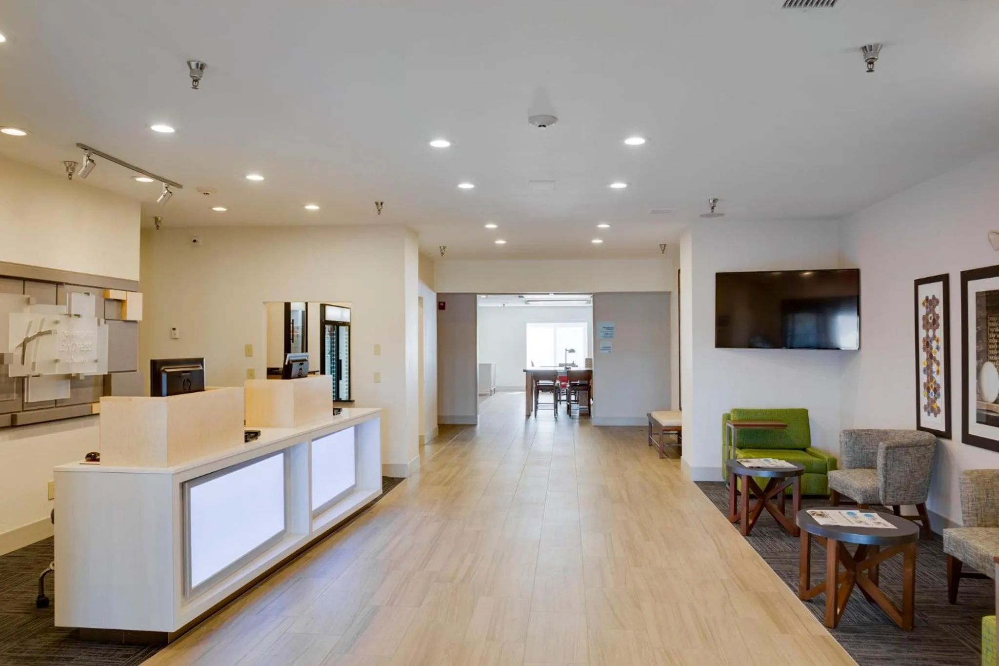 Property building in Holiday Inn Express Hotel & Suites Oklahoma City-Bethany by IHG