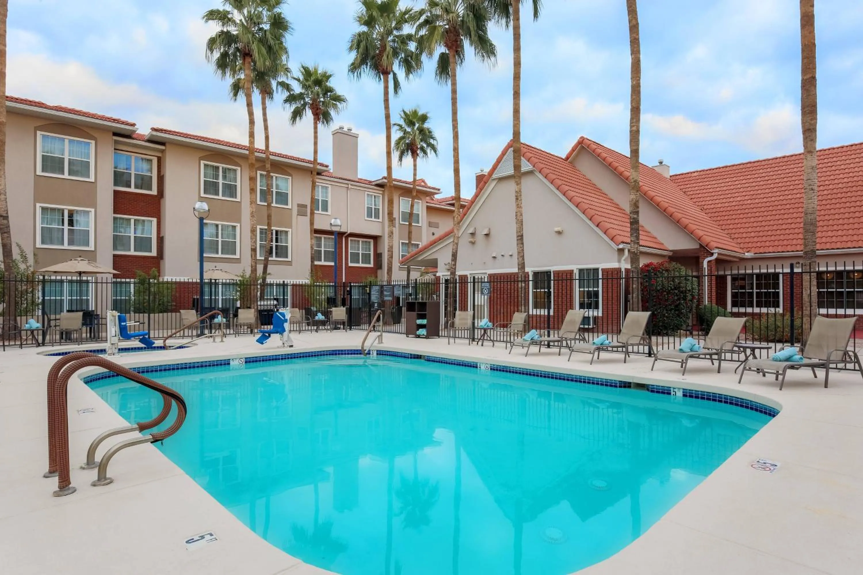 Swimming pool in Residence Inn Phoenix Chandler/Fashion Center