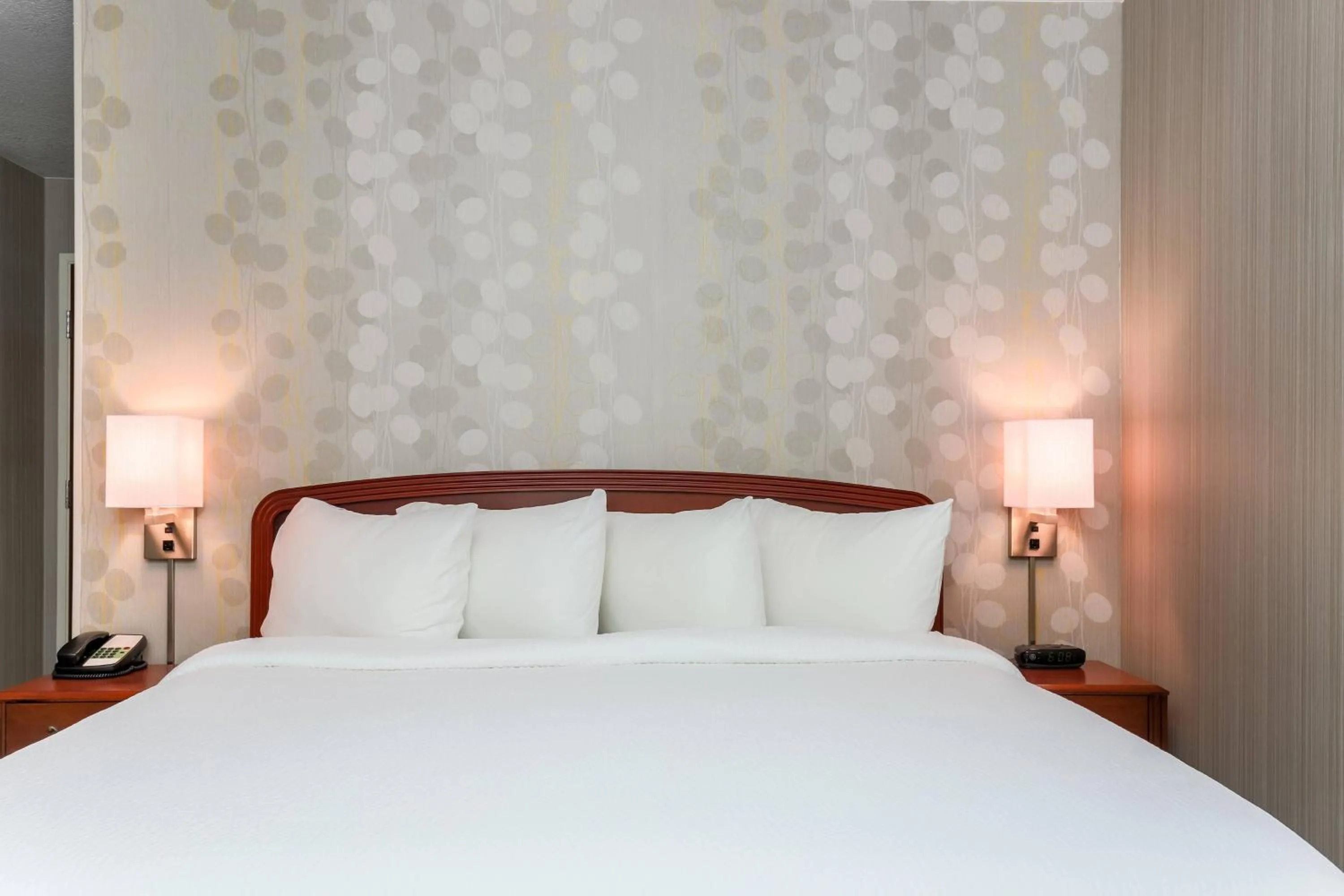 Photo of the whole room, Bed in Courtyard by Marriott Roseville Galleria Mall/Creekside Ridge Drive