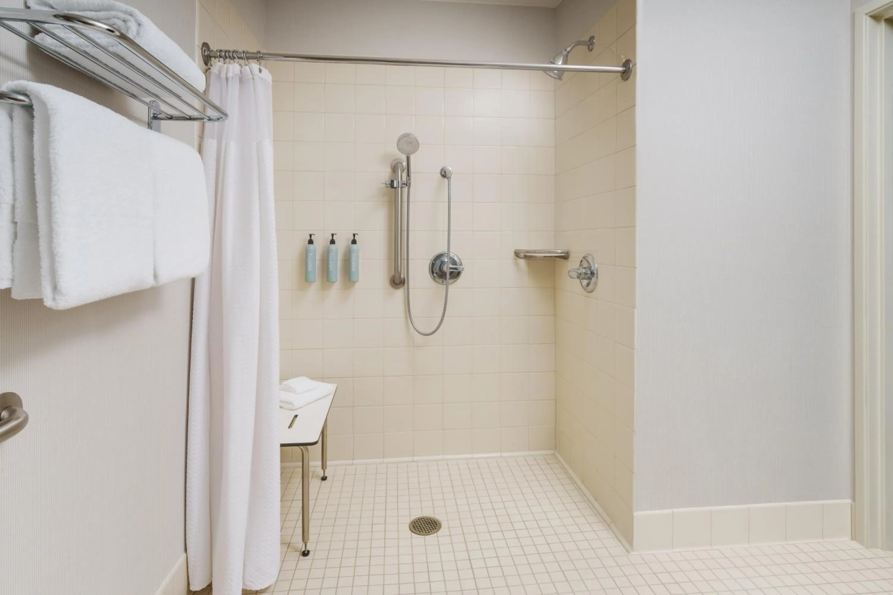 Bathroom in Courtyard by Marriott Roseville Galleria Mall/Creekside Ridge Drive