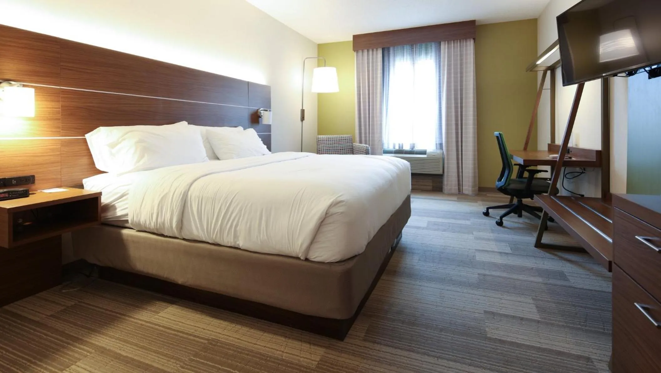 Photo of the whole room, Bed in Holiday Inn Express Hotel & Suites Cincinnati Southeast Newport by IHG
