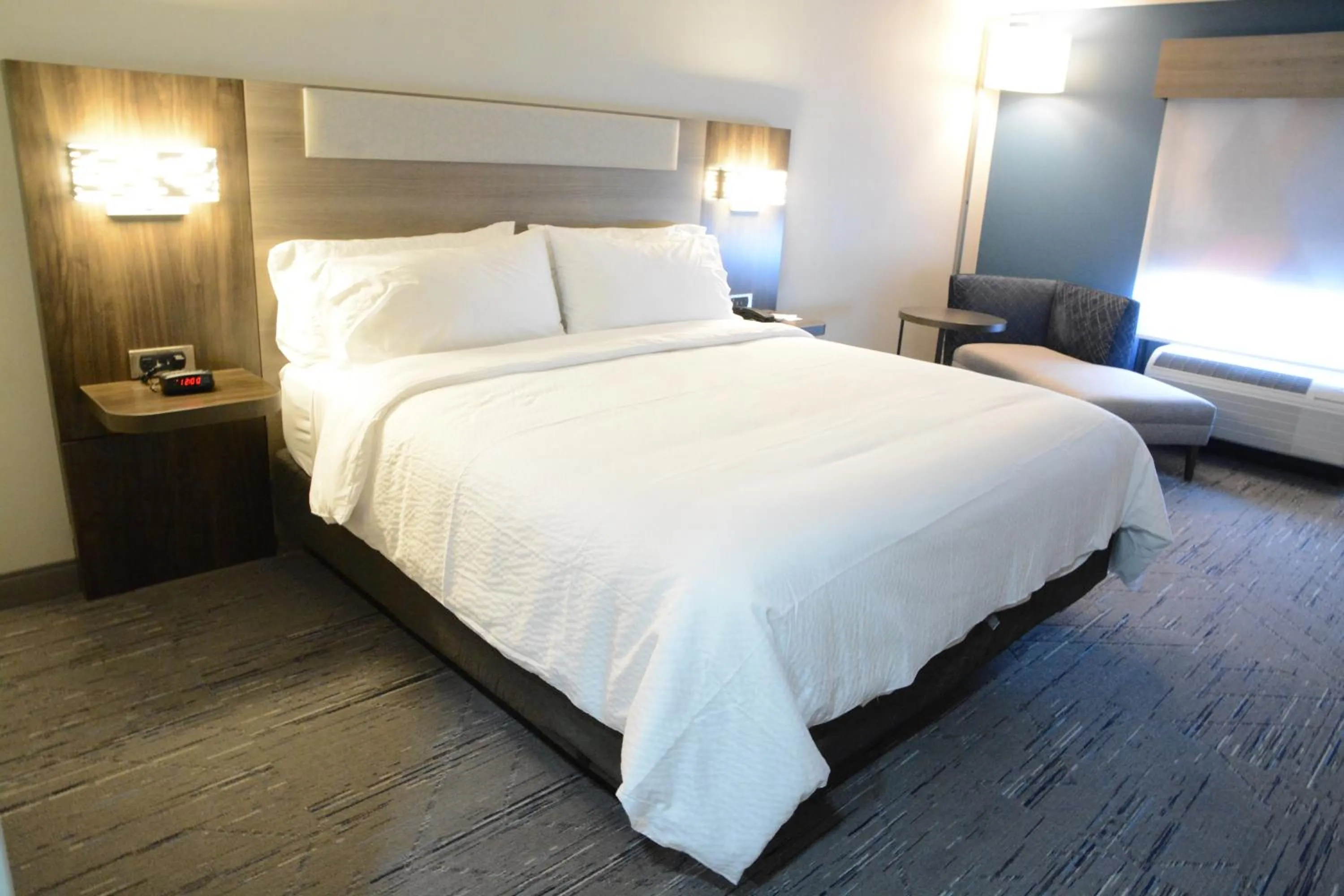 Bed in Holiday Inn Express Hotel & Suites Cincinnati Southeast Newport, an IHG Hotel