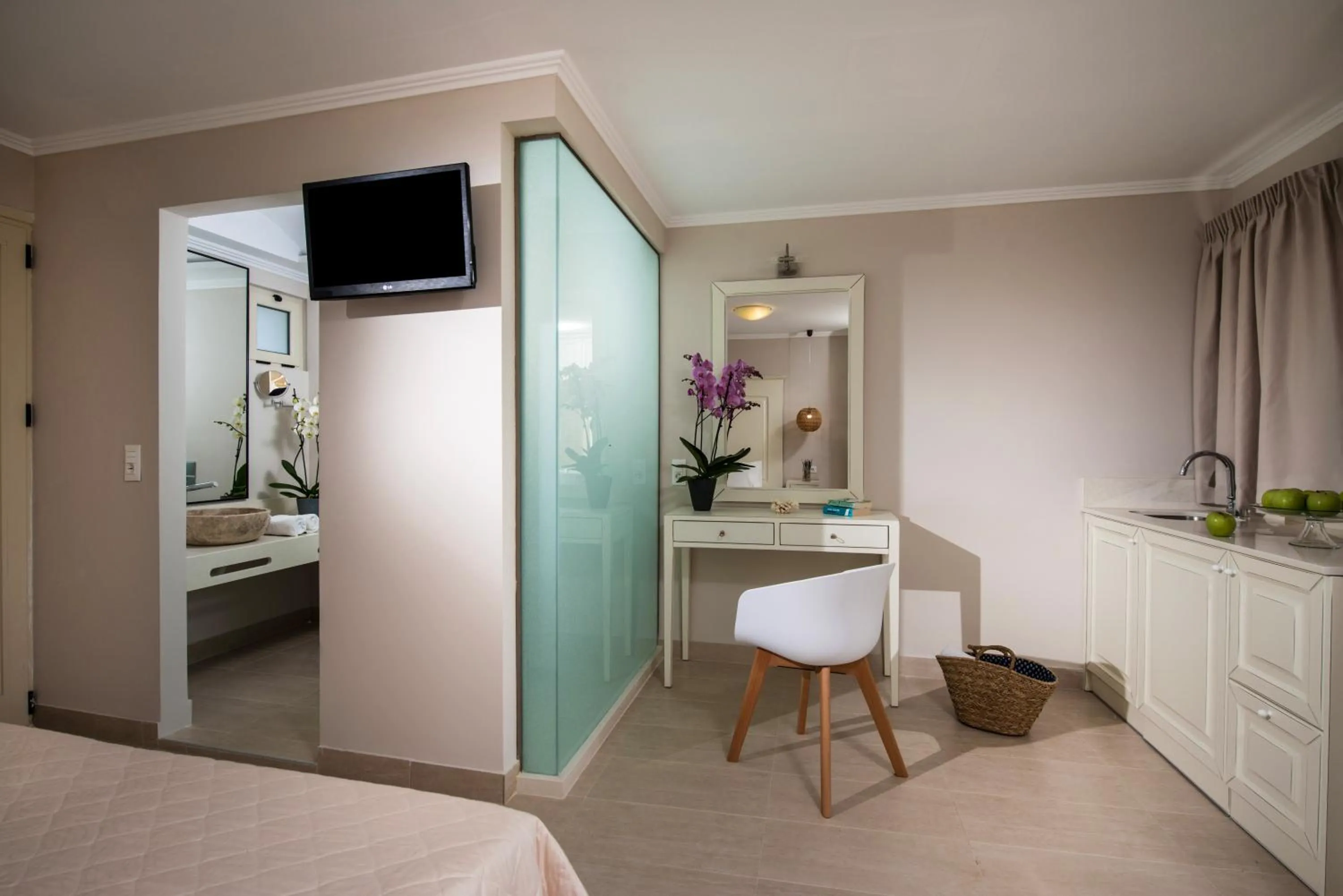 Bathroom, Bed in Notos Heights Hotel & Suites