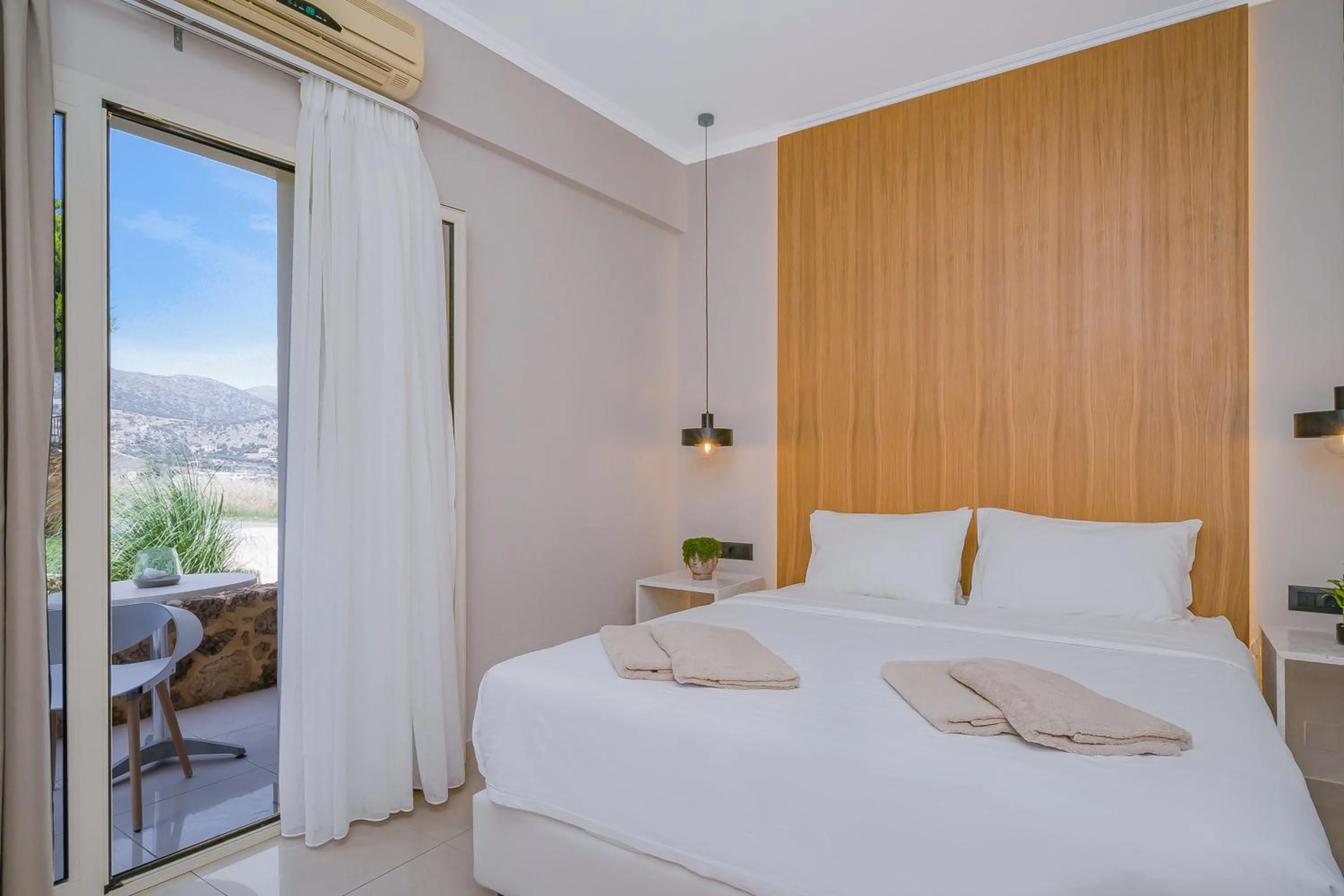 Property building, Bed in Notos Heights Hotel & Suites