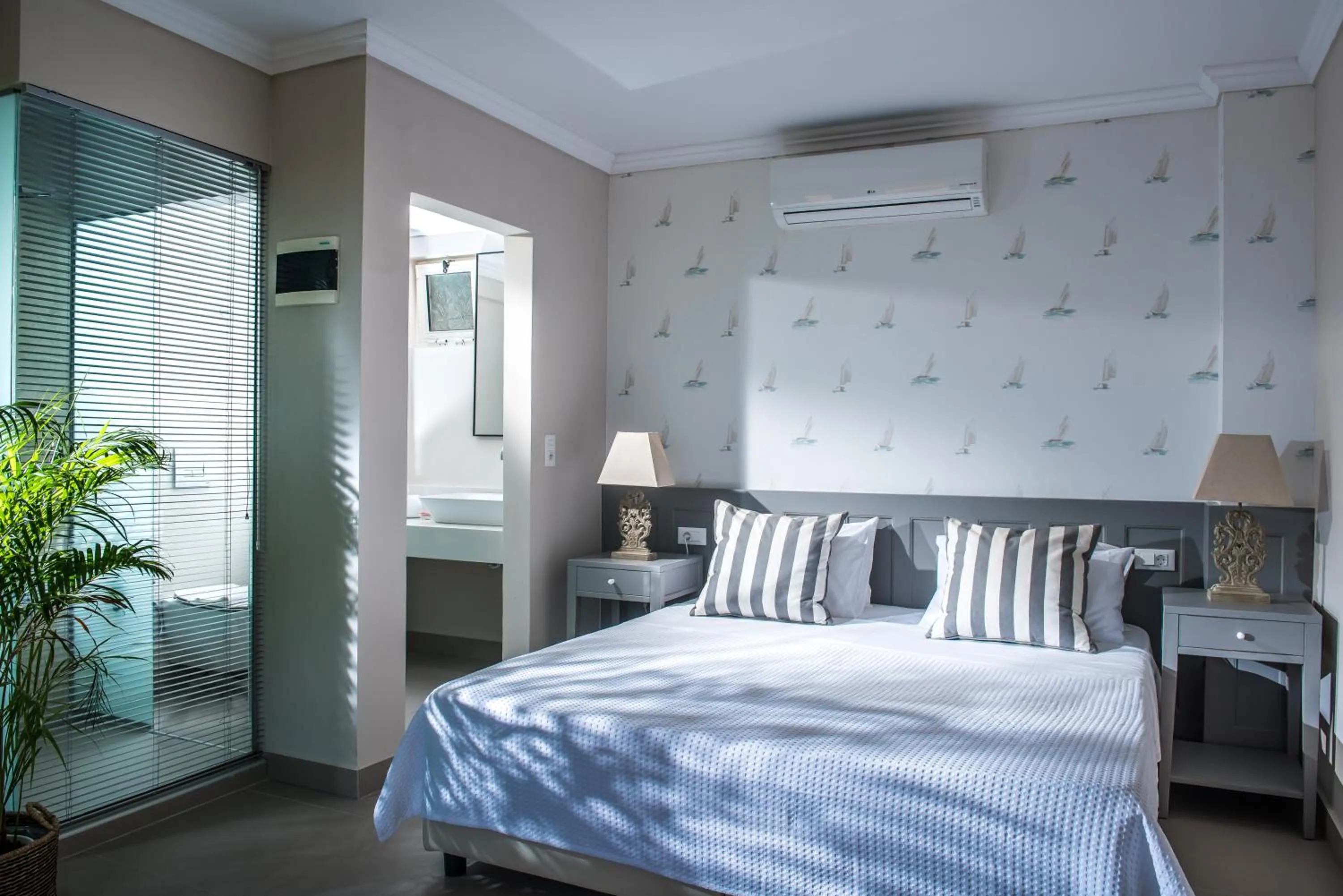 Shower, Bed in Notos Heights Hotel & Suites