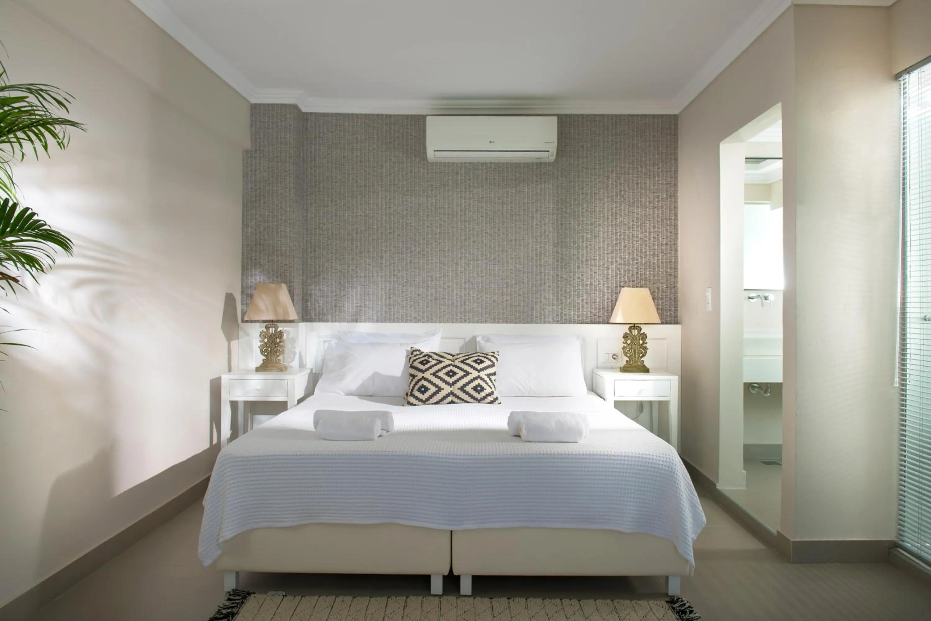 Shower, Bed in Notos Heights Hotel & Suites