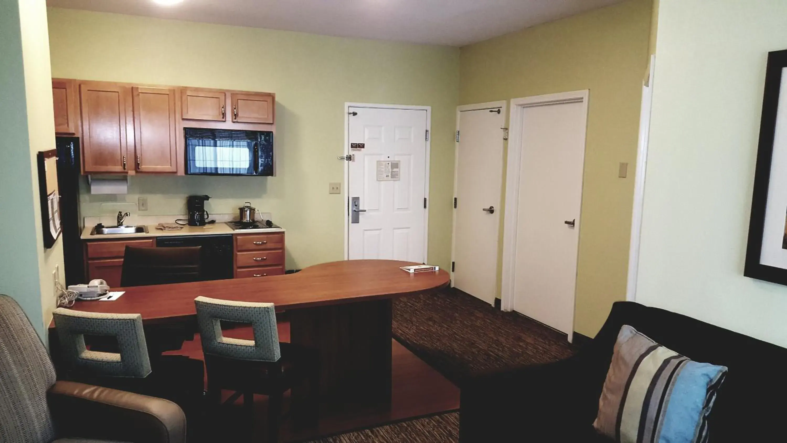 Photo of the whole room, Seating Area in Candlewood Suites Oklahoma City-Moore