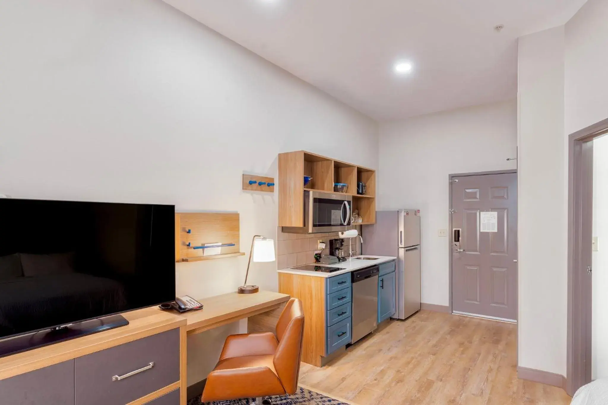 Photo of the whole room, TV/Entertainment Center in Candlewood Suites Oklahoma City-Moore