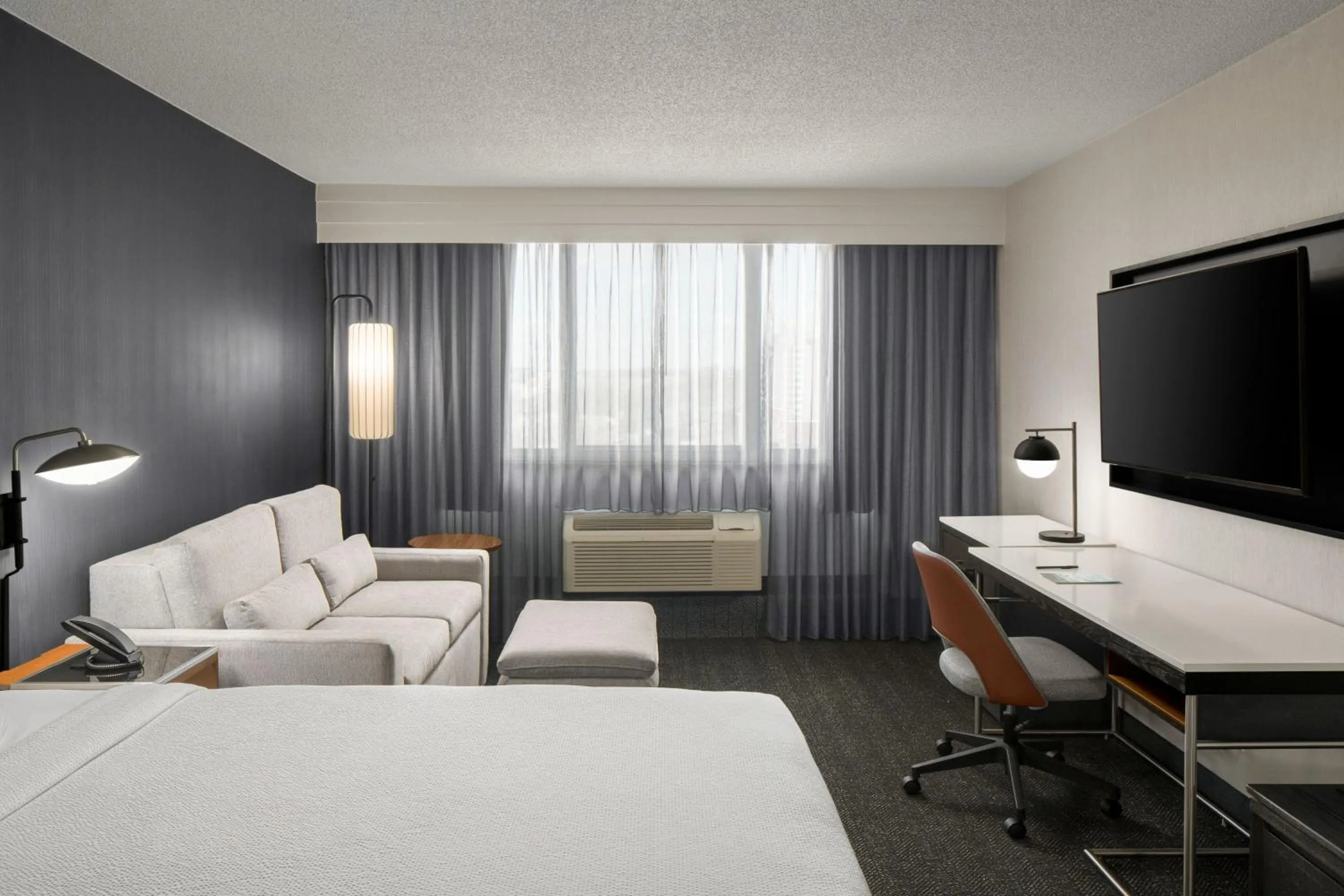 Photo of the whole room, Bed in Courtyard New Haven at Yale