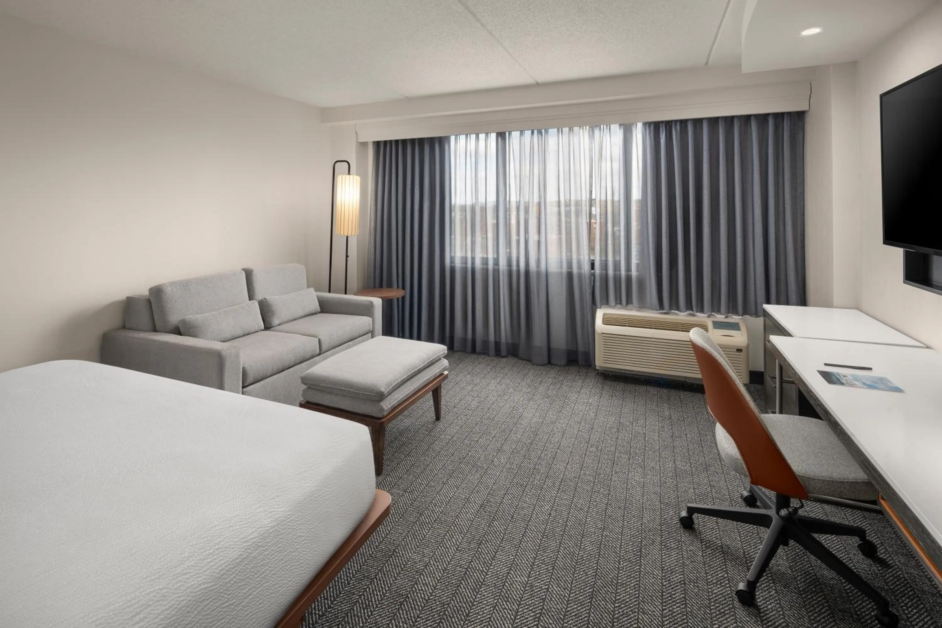 Bedroom, Bed in Courtyard New Haven at Yale