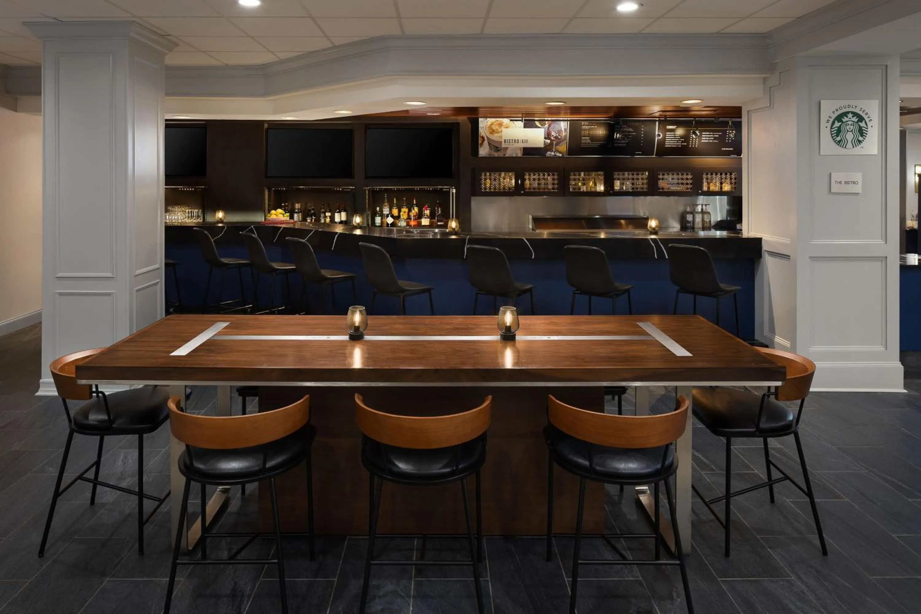 Lounge or bar in Courtyard New Haven at Yale