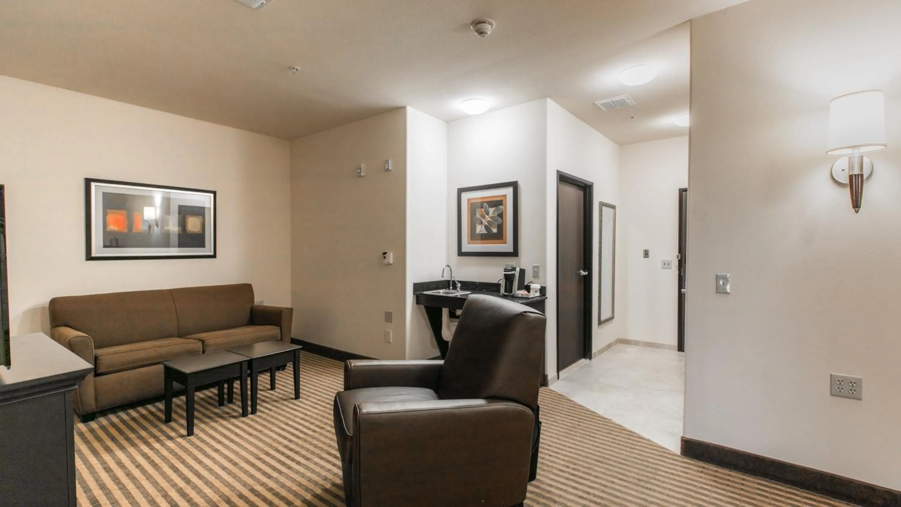 Photo of the whole room in Holiday Inn Express & Suites Oklahoma City NW - Quail Springs by IHG