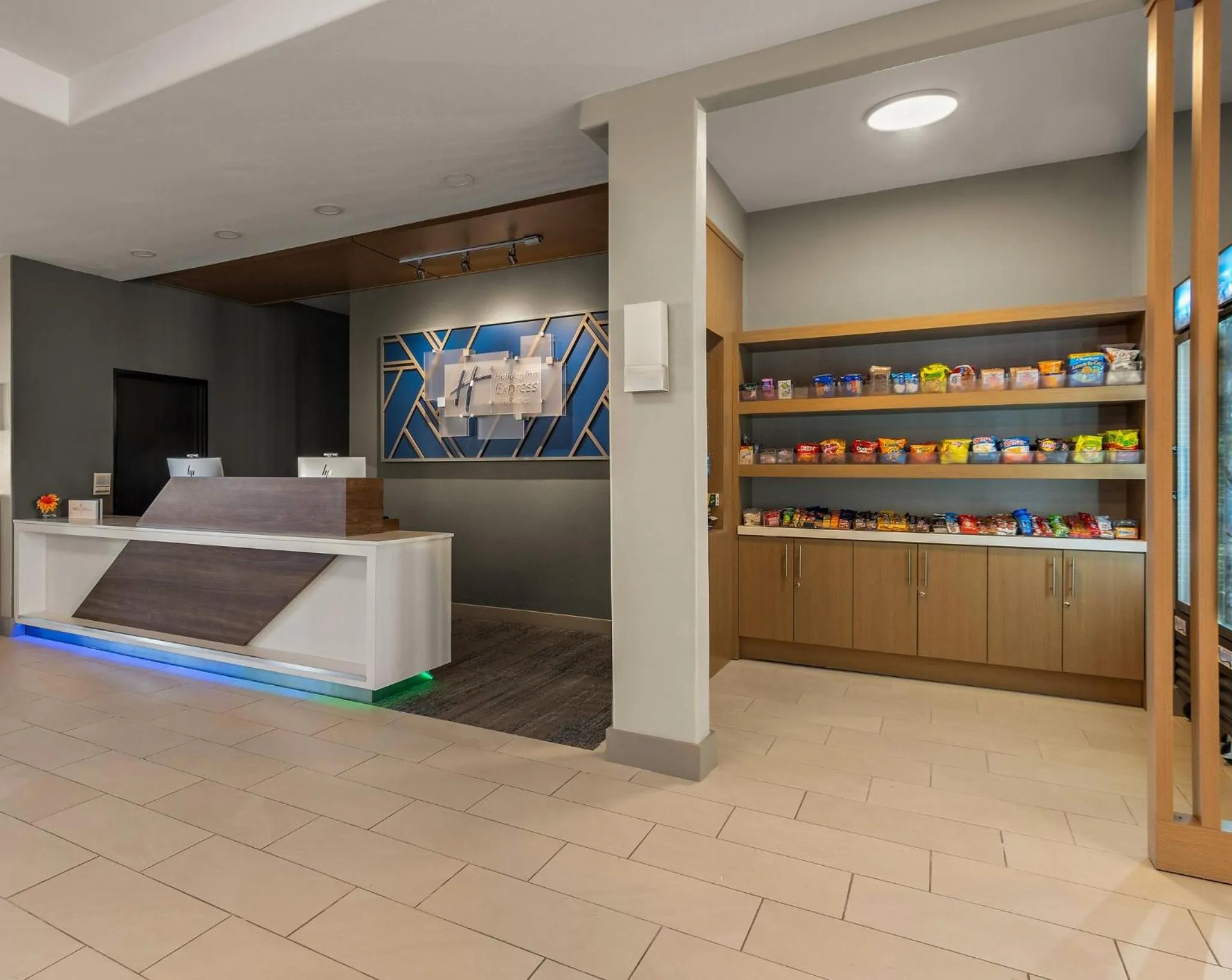 Property building, Bed in Holiday Inn Express & Suites Oklahoma City NW - Quail Springs by IHG