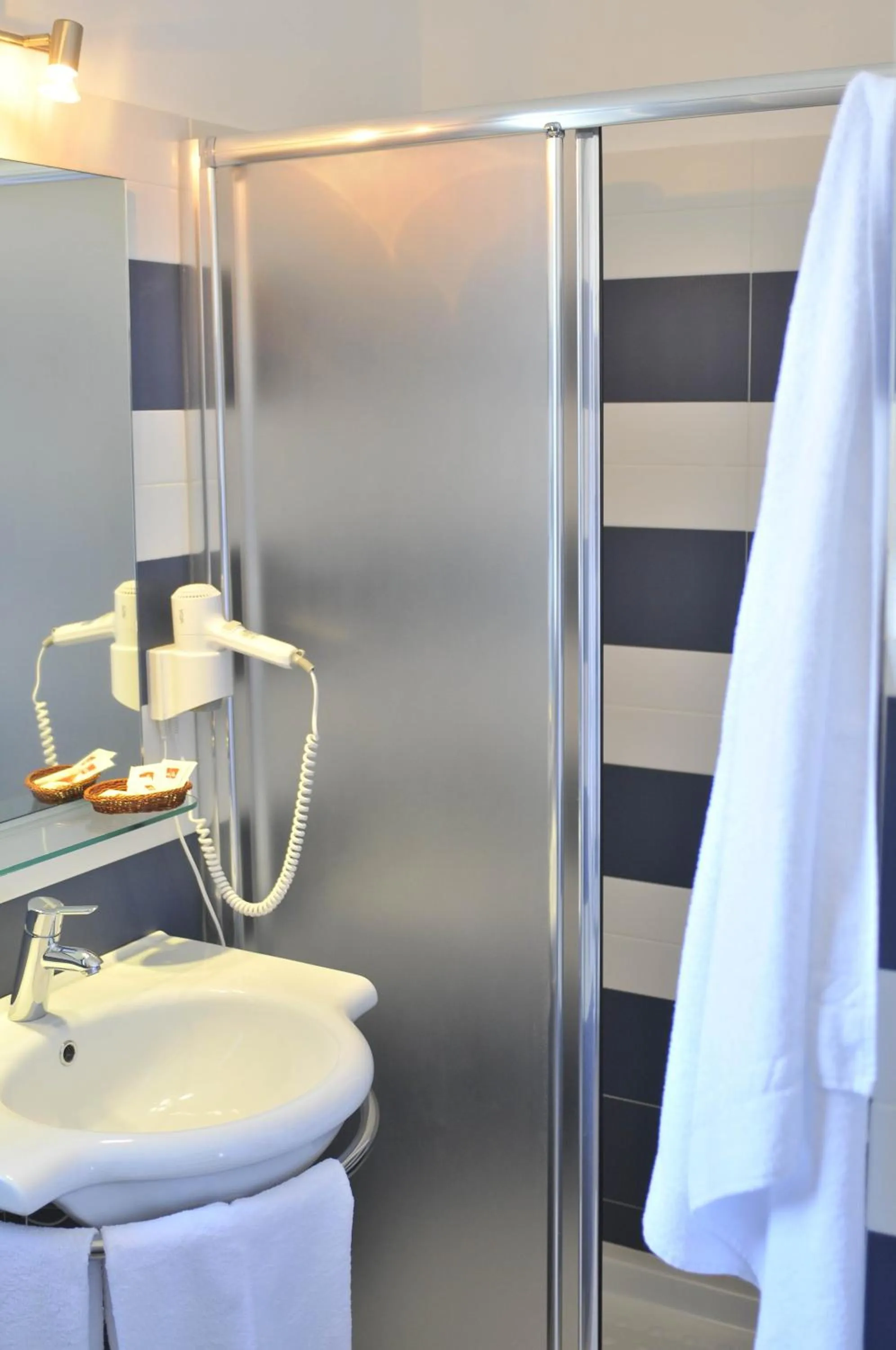 Shower in B&B Cous Cous People