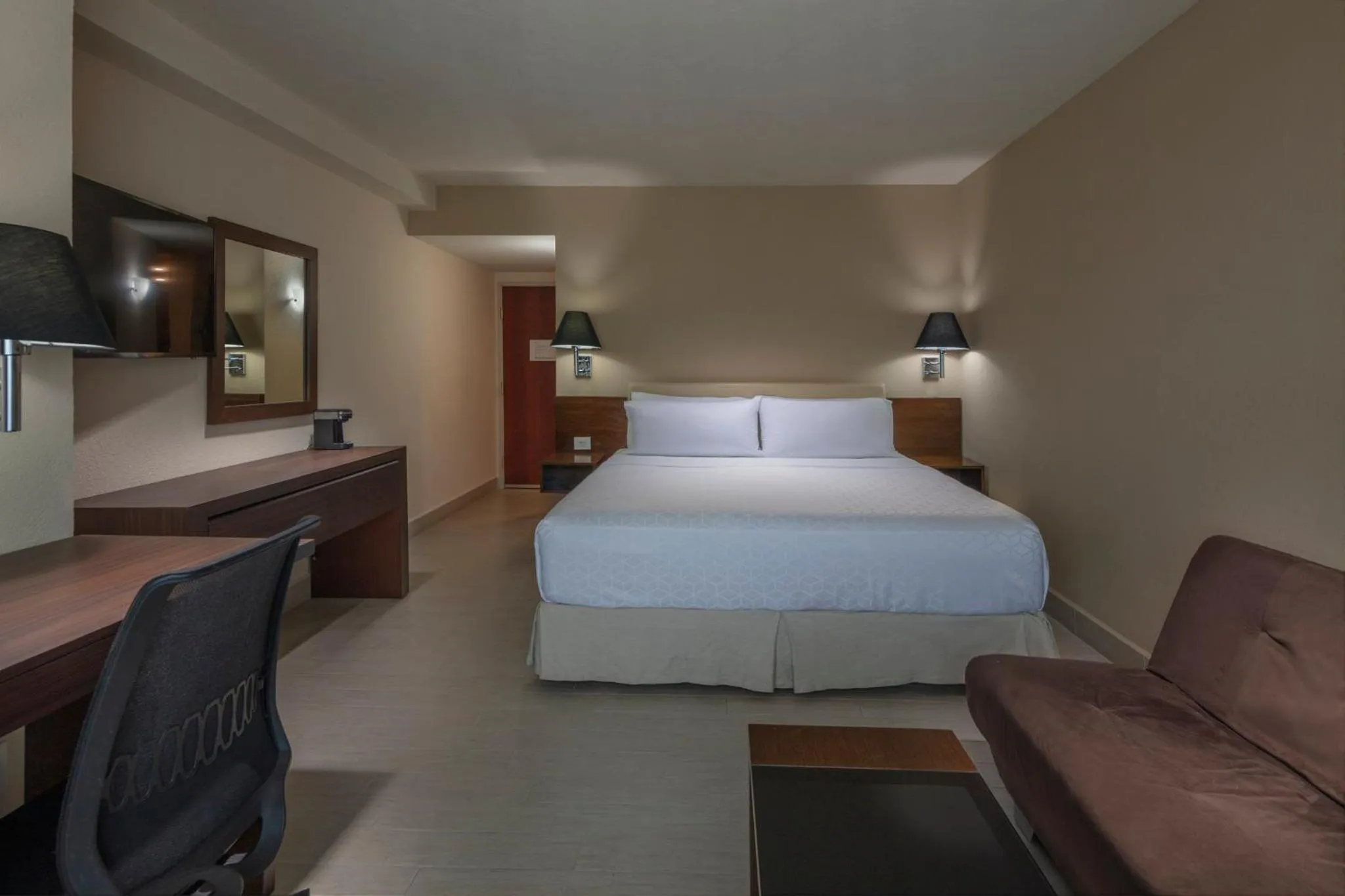 Photo of the whole room, Bed in Holiday Inn Puebla La Noria by IHG