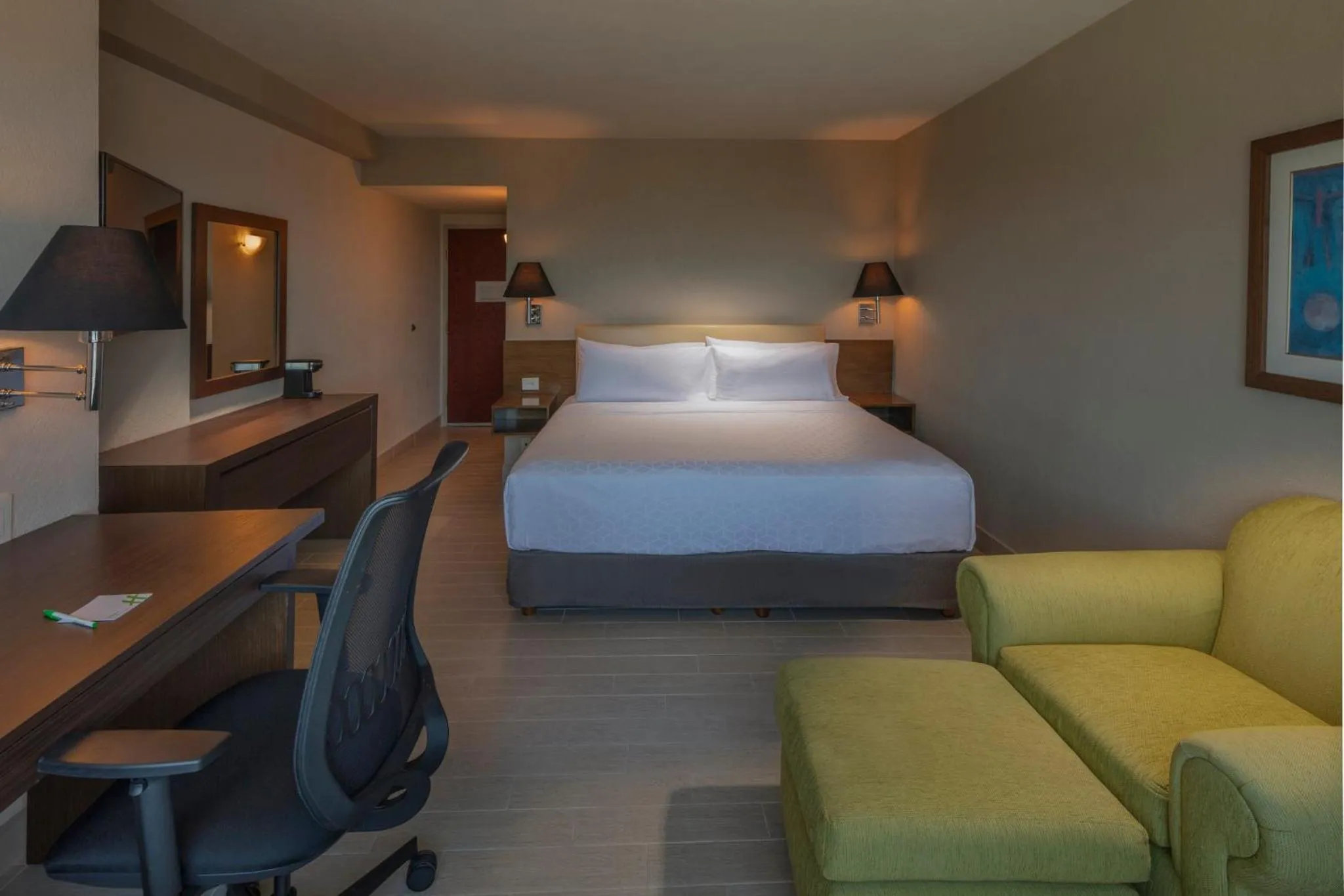 Photo of the whole room, Bed in Holiday Inn Puebla La Noria by IHG