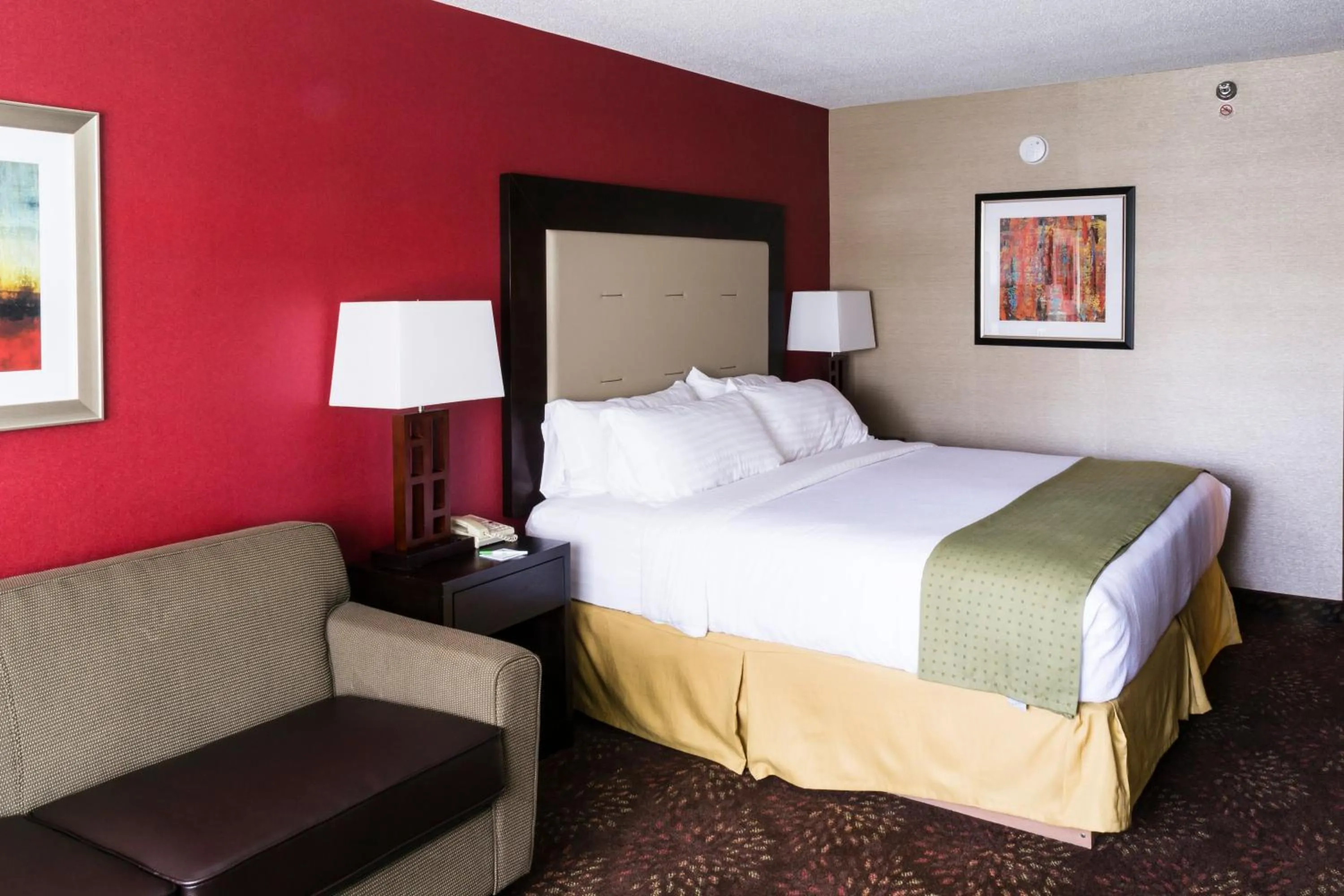 Photo of the whole room, Bed in Holiday Inn Express Big Rapids by IHG
