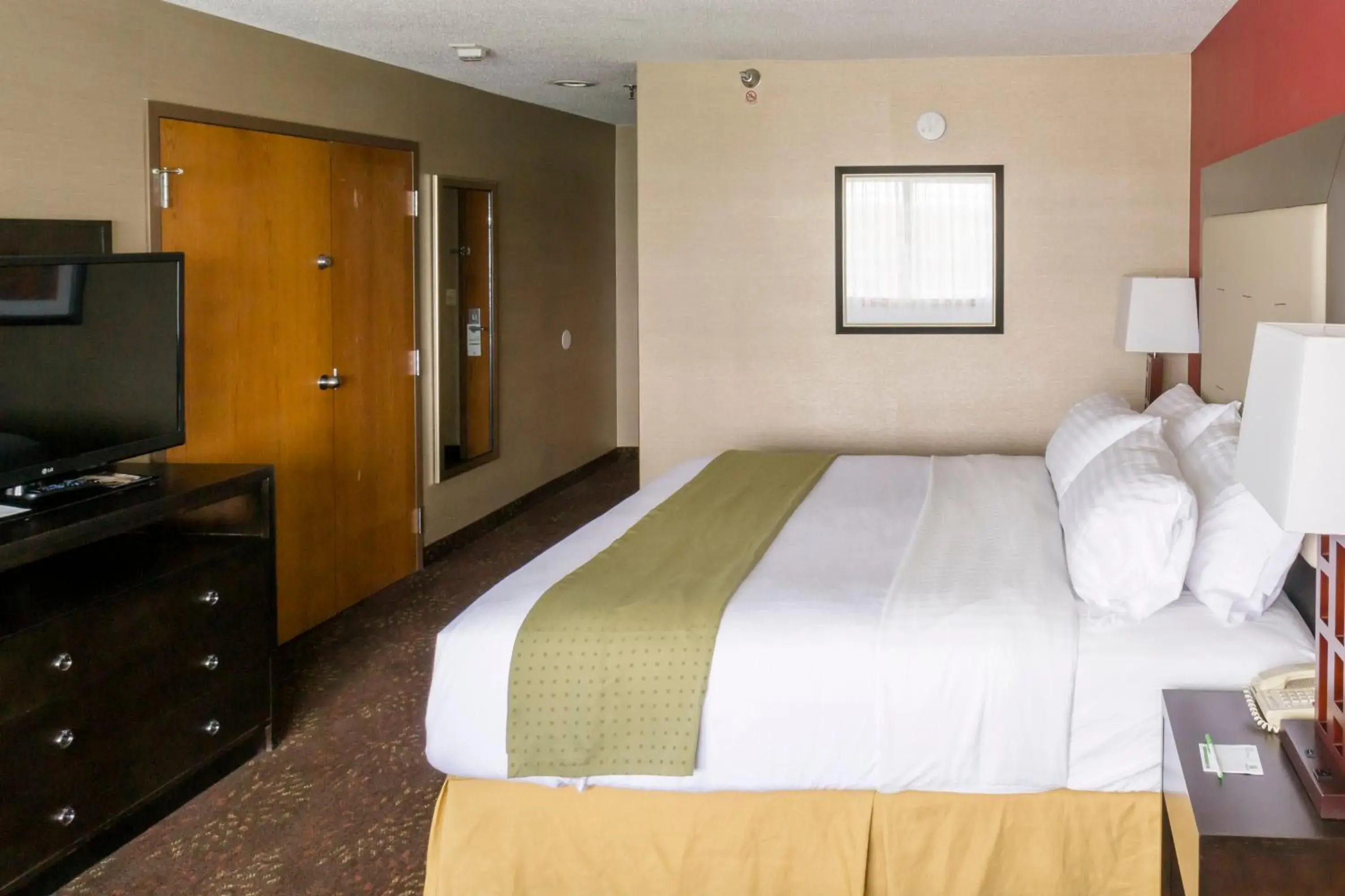Photo of the whole room, Bed in Holiday Inn Express Big Rapids by IHG Photo of the whole room, Bed in Holiday Inn Express Big Rapids by IHG