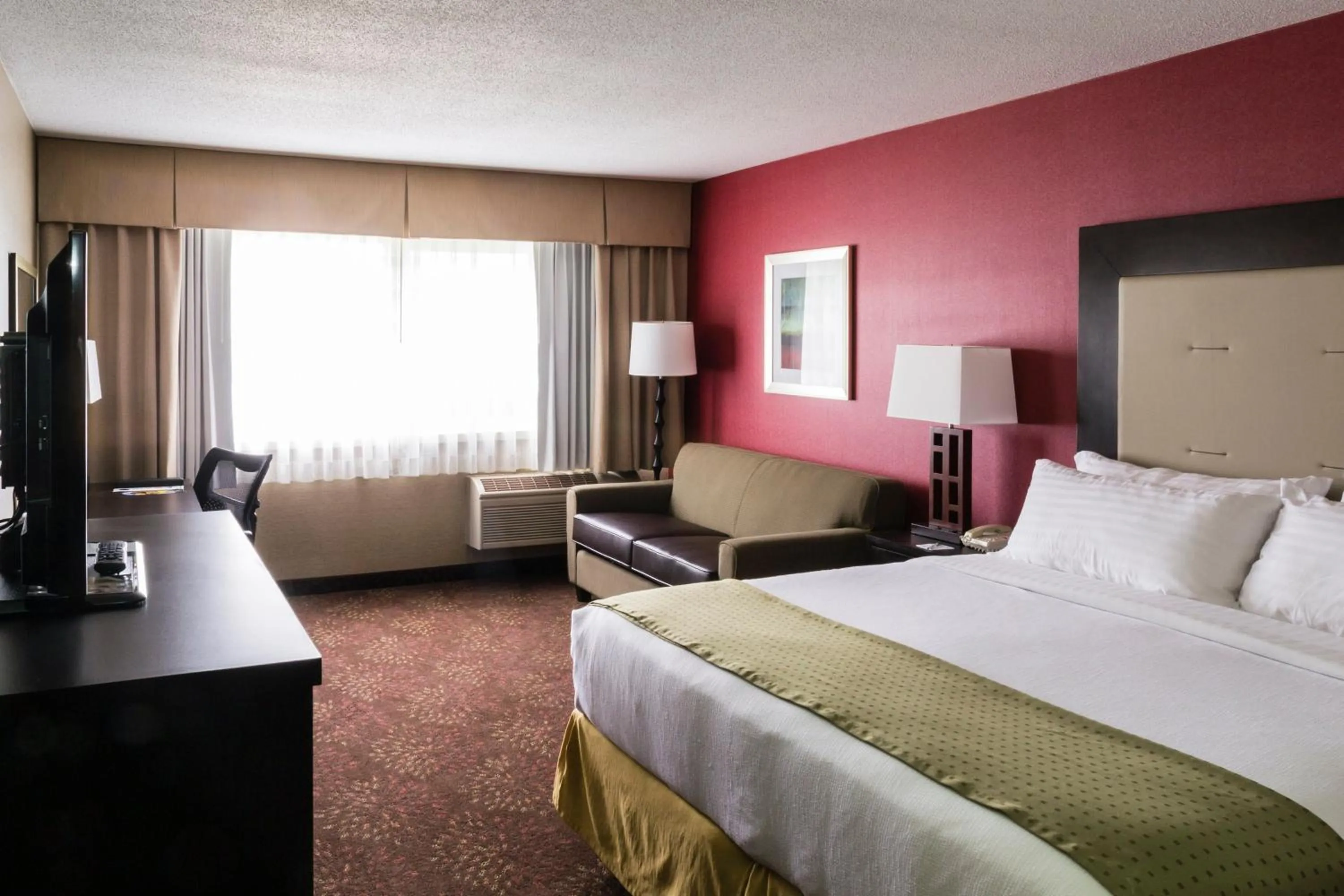 Photo of the whole room, Bed in Holiday Inn Express Big Rapids by IHG