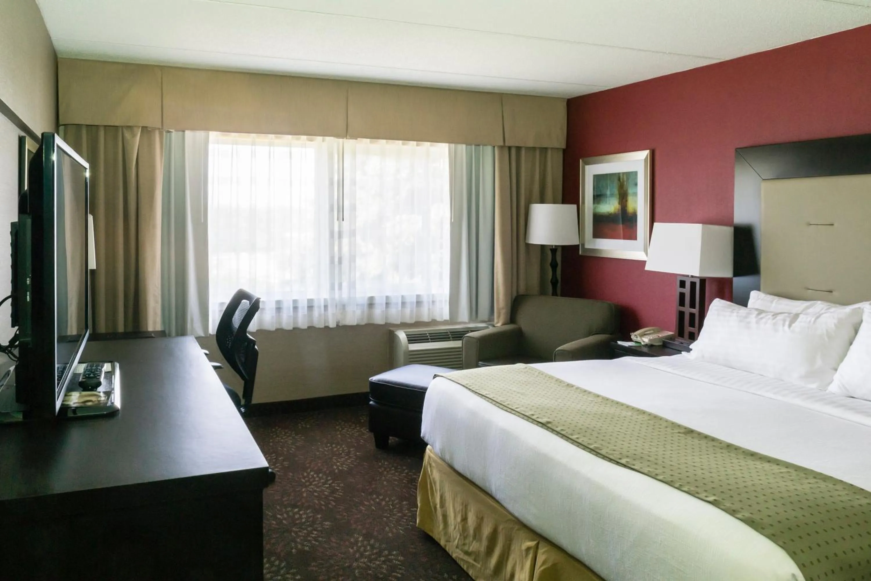 Photo of the whole room, Bed in Holiday Inn Express Big Rapids by IHG