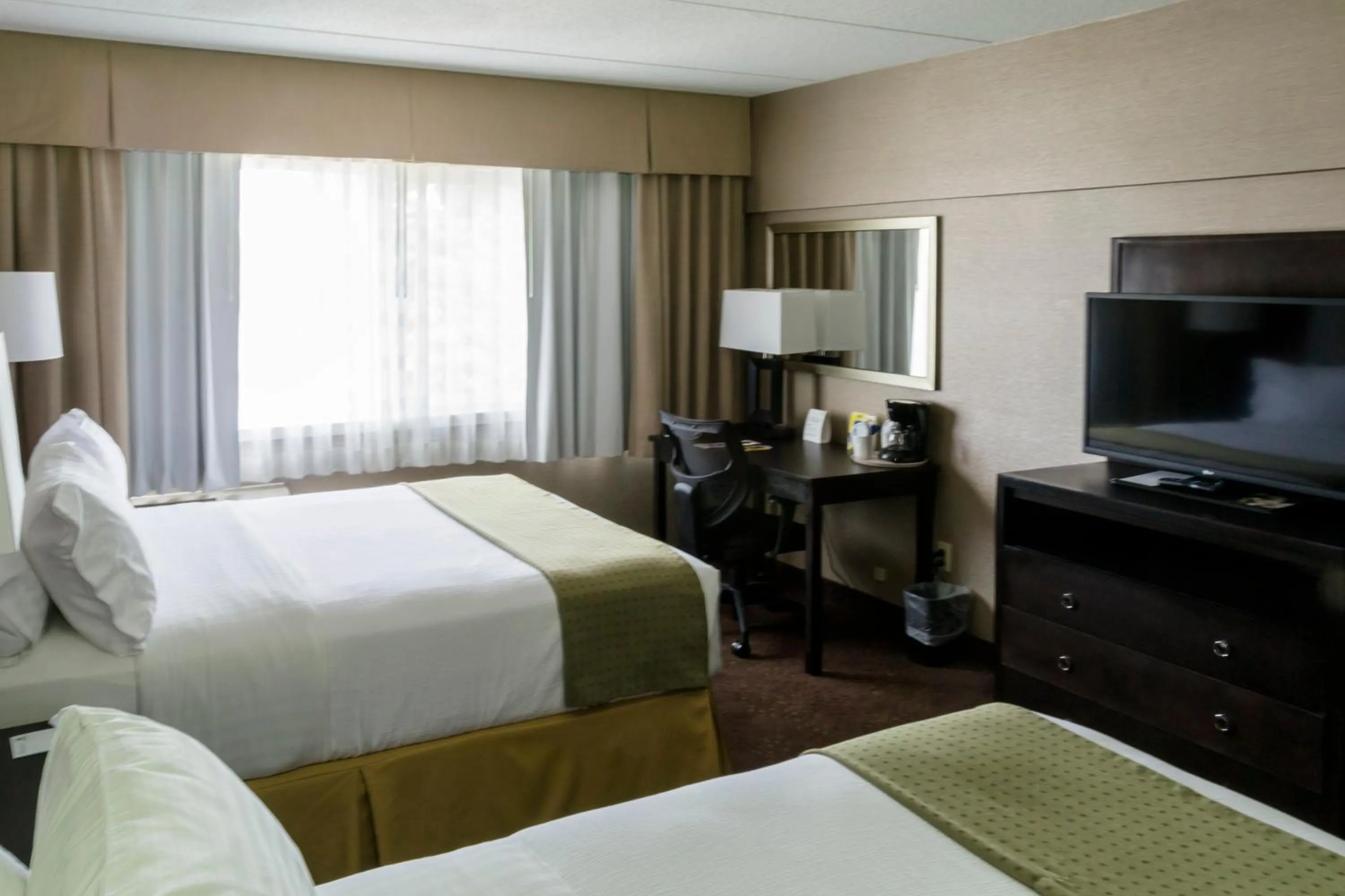 Photo of the whole room, Bed in Holiday Inn Express Big Rapids by IHG