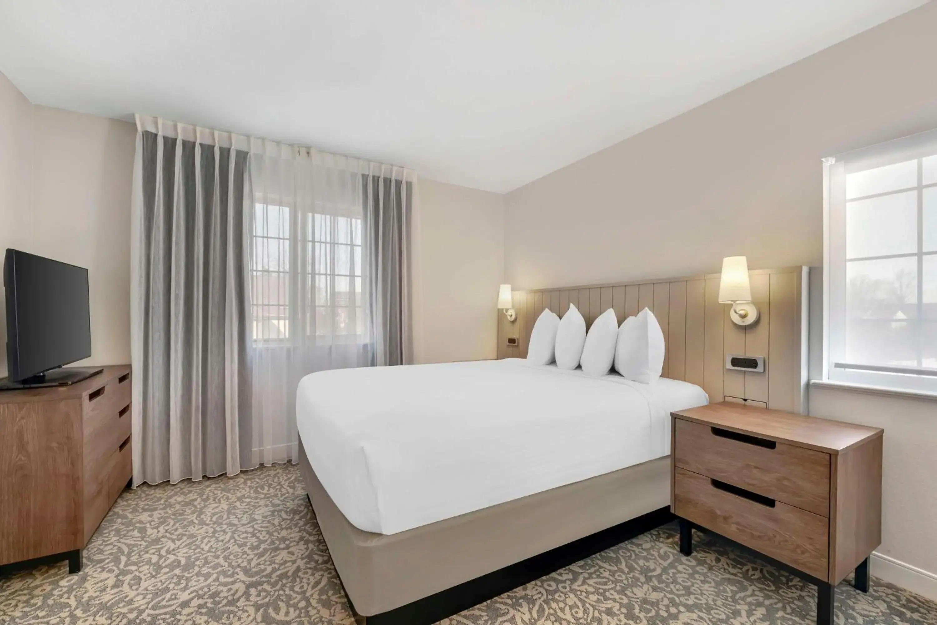 Two-Bedroom Suite with Two Queen Beds in Sonesta ES Suites Dulles Airport Two-Bedroom Suite with Two Queen Beds in Sonesta ES Suites Dulles Airport