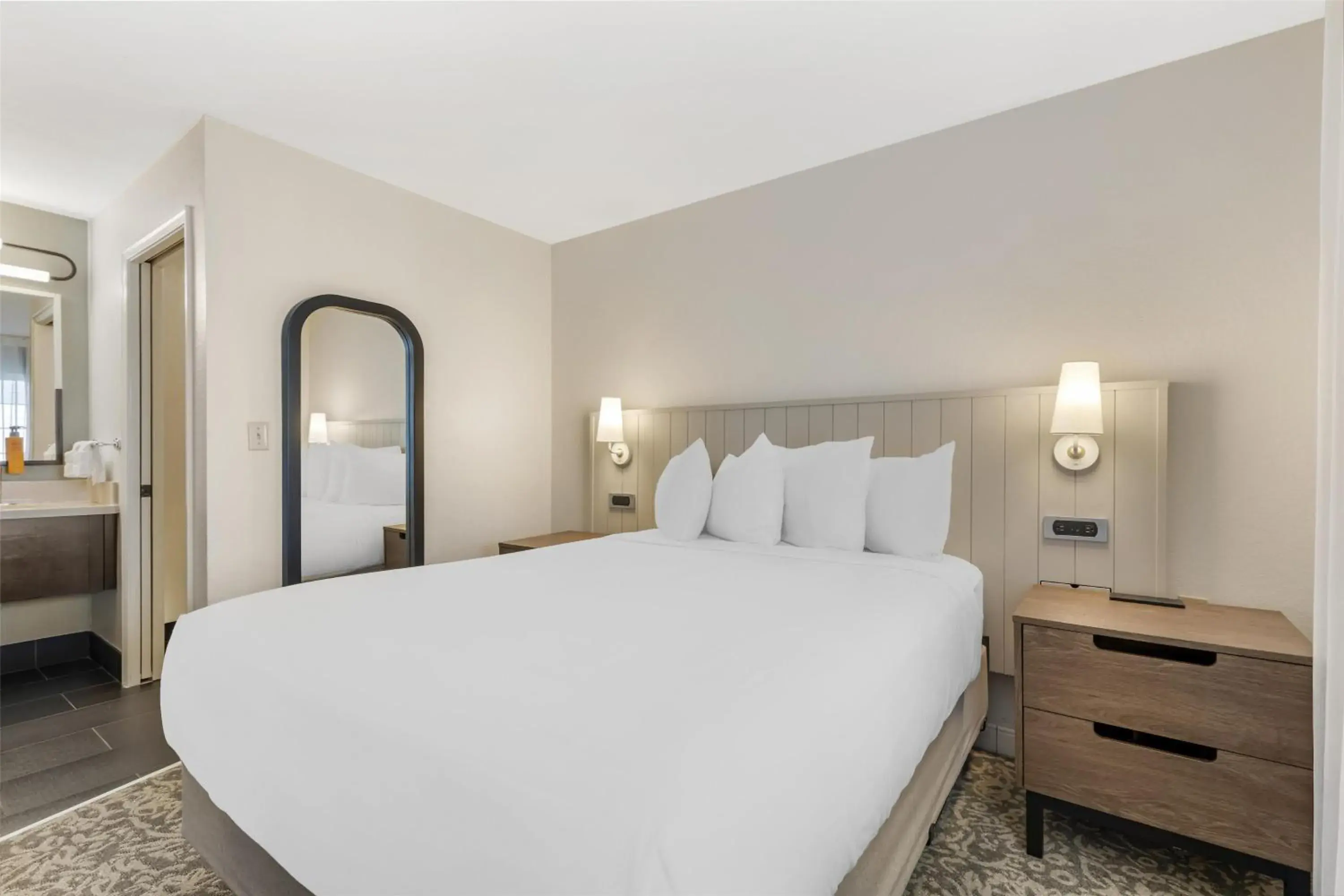Two-Bedroom Two Queen Beds with Bathtub - Mobility Accessible in Sonesta ES Suites Dulles Airport Two-Bedroom Two Queen Beds with Bathtub - Mobility Accessible in Sonesta ES Suites Dulles Airport