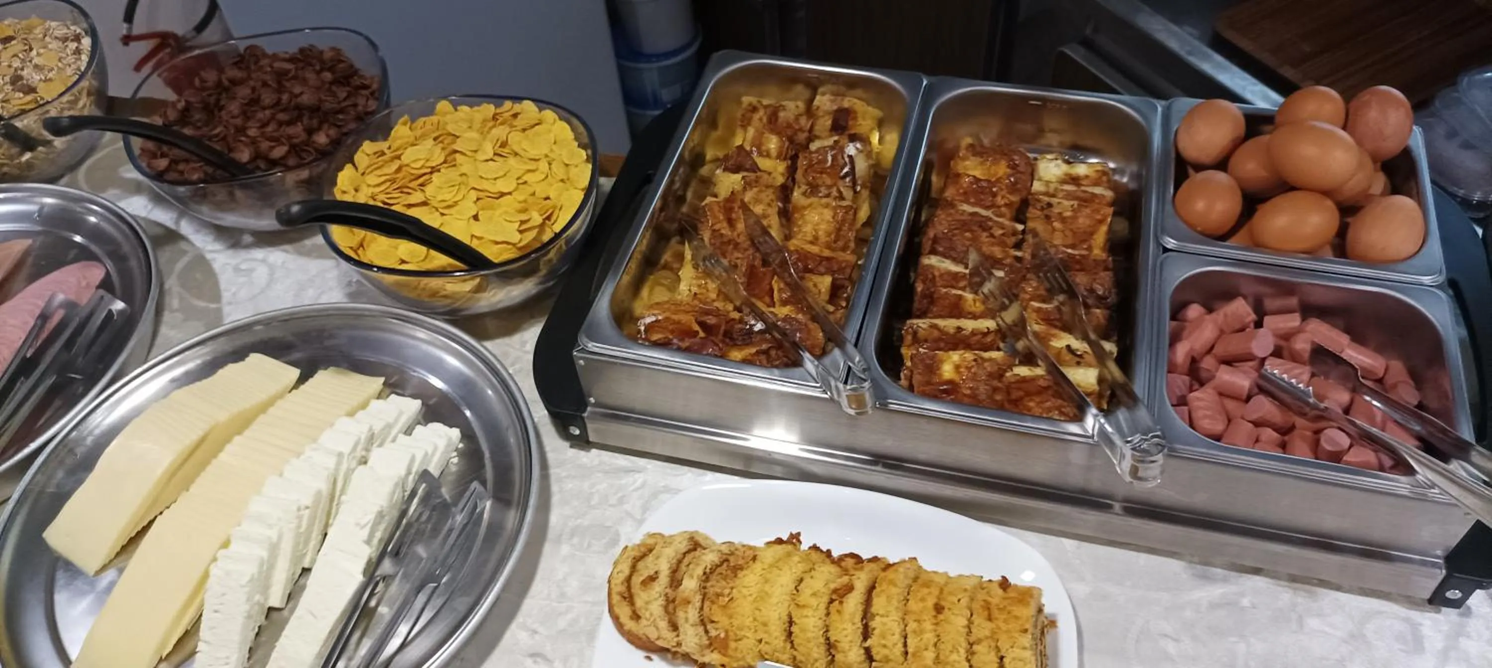 Buffet breakfast in Vanta Hotel