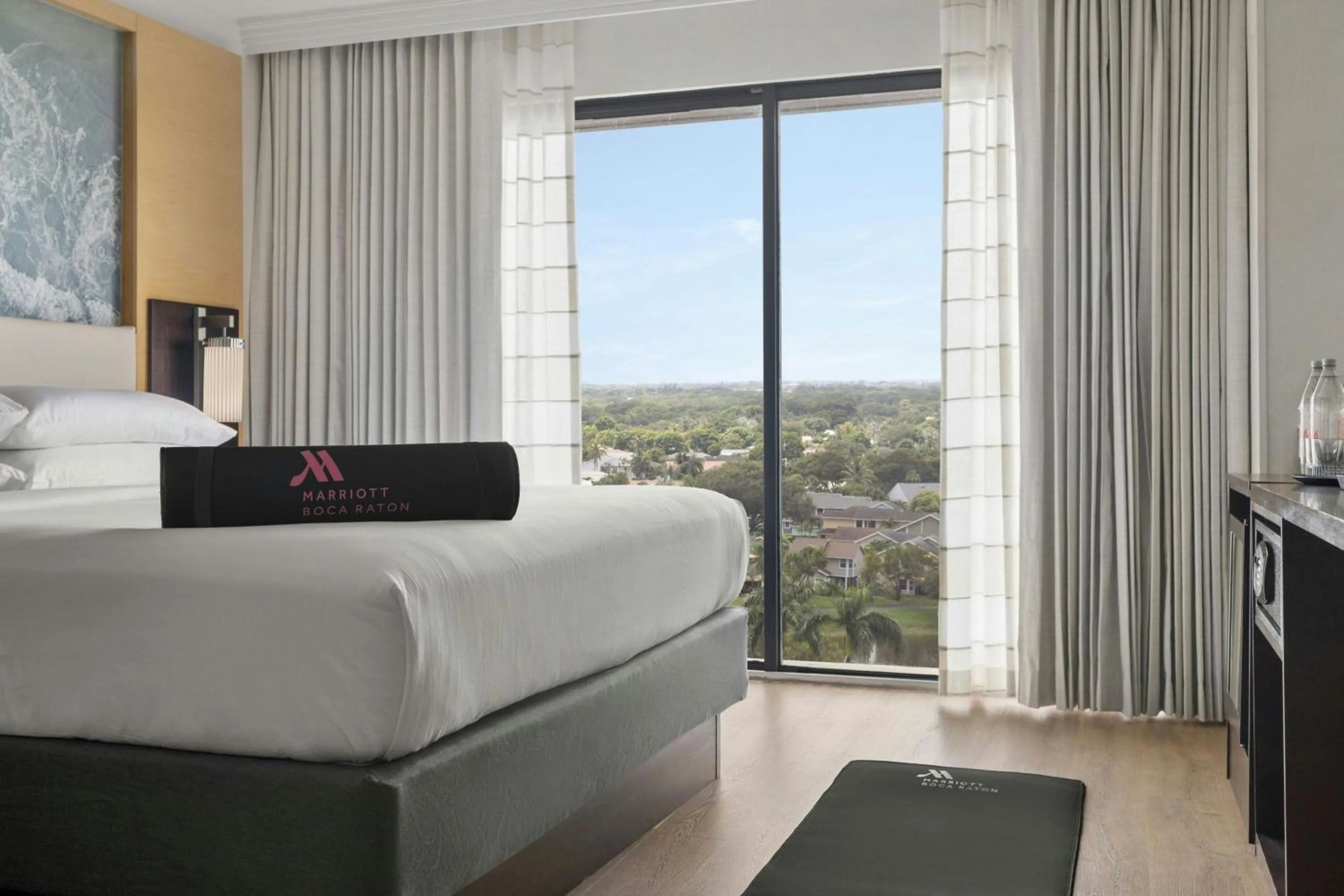 Photo of the whole room, Bed in Boca Raton Marriott at Boca Center