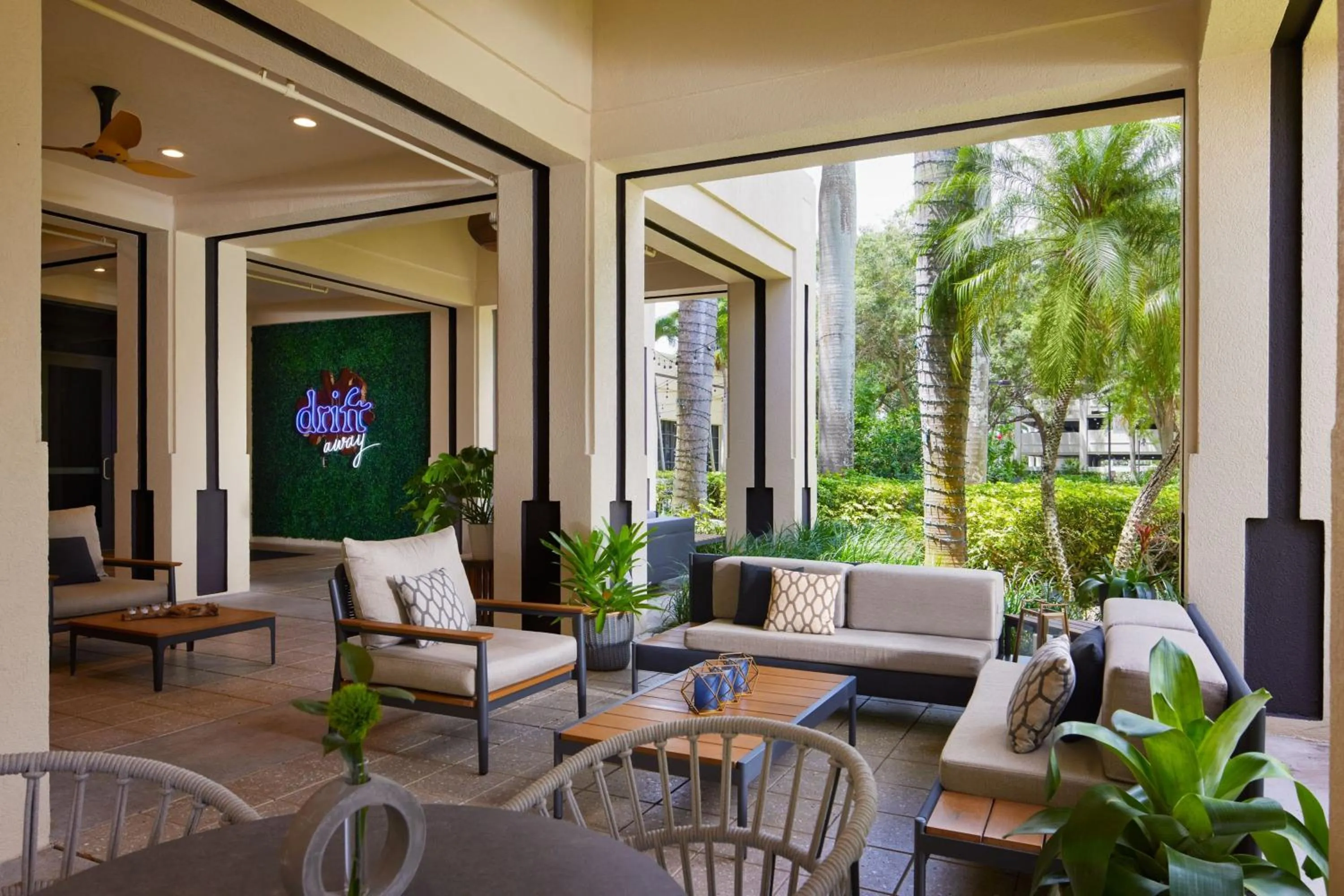 Lounge or bar in Boca Raton Marriott at Boca Center