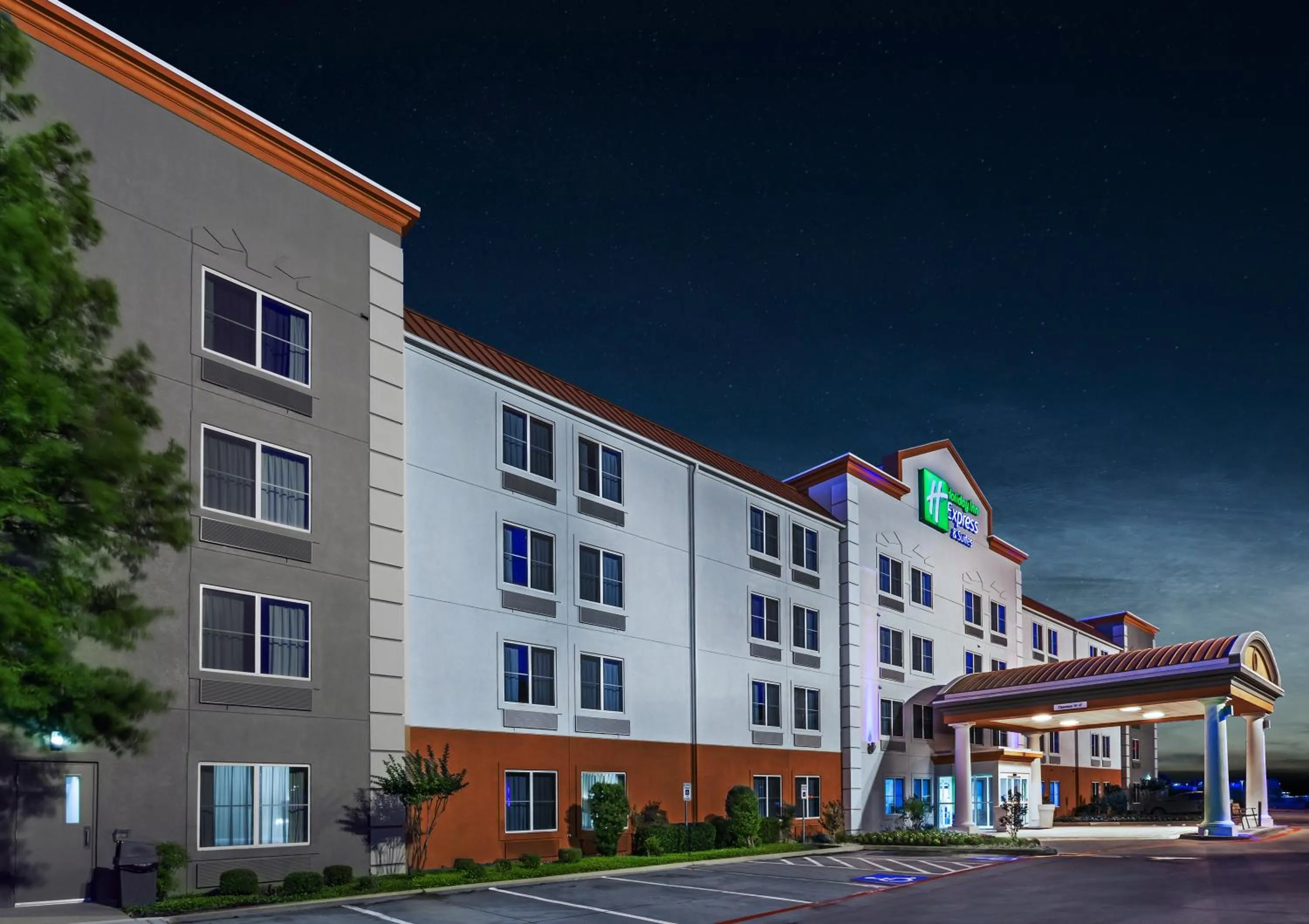 Property building in Holiday Inn Express Hotel & Suites Dallas Lewisville by IHG