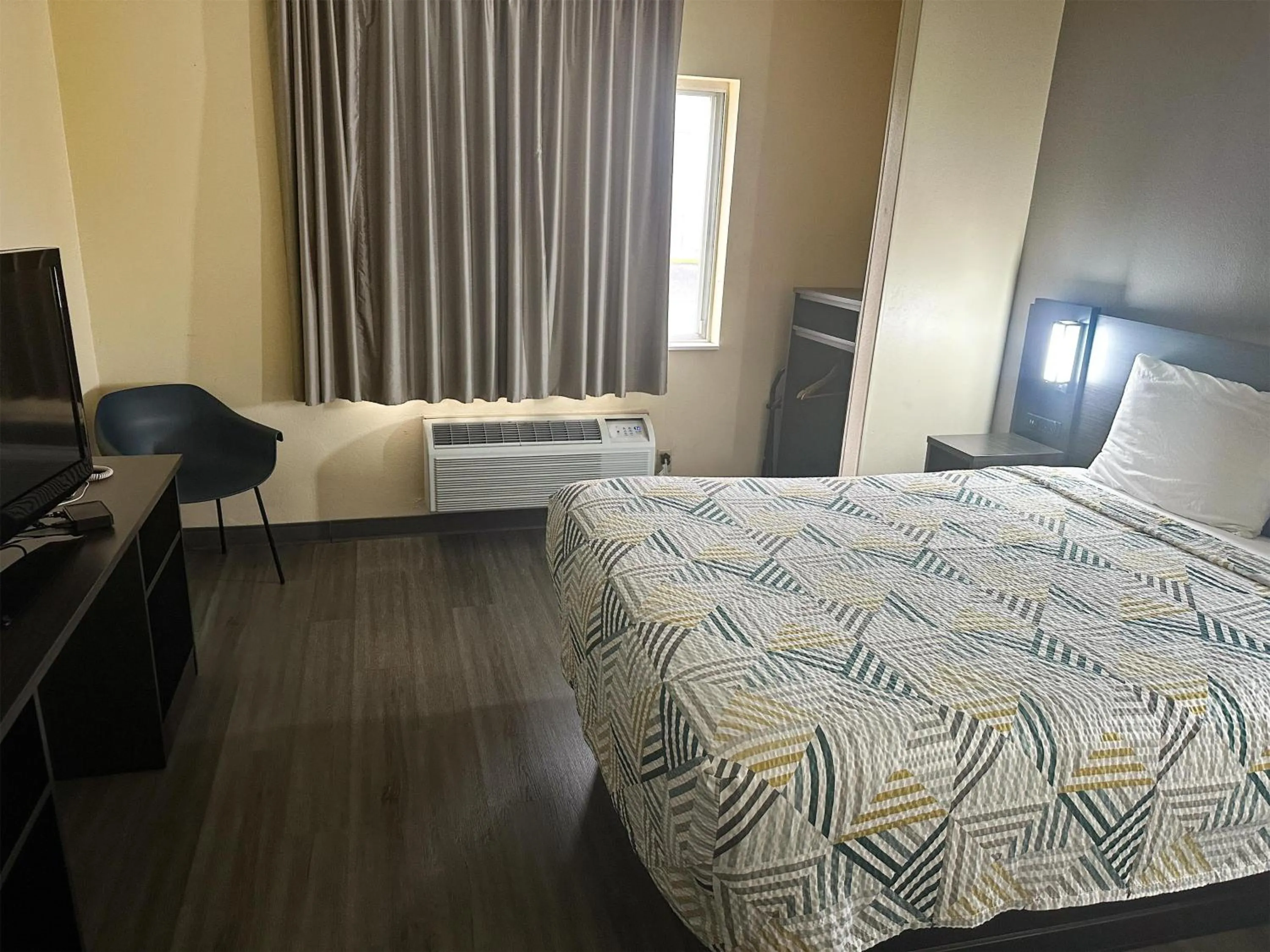 Bedroom, Bed in Motel 6-Anderson, IN