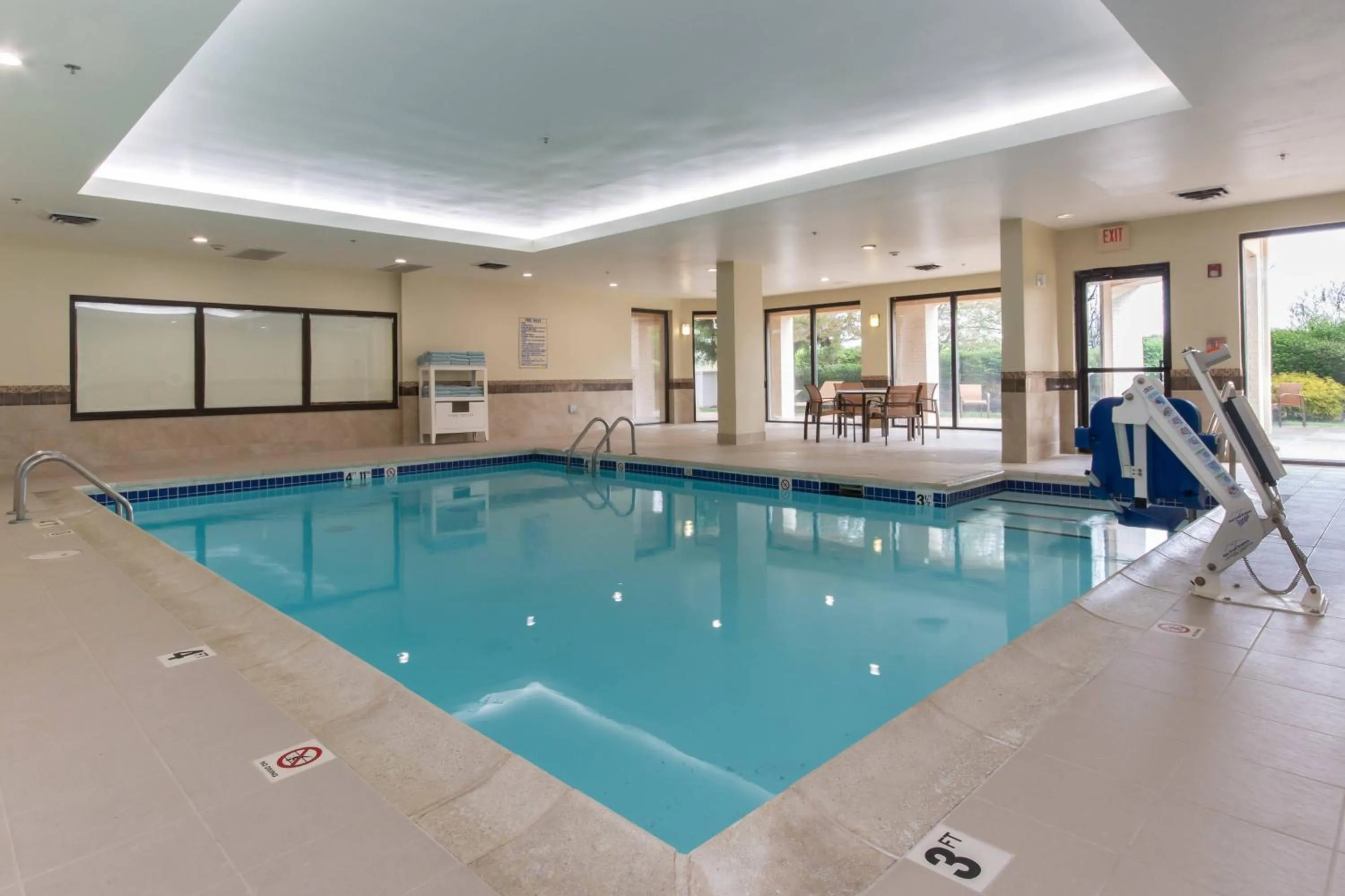 Swimming pool in Courtyard by Marriott Charlotte Lake Norman