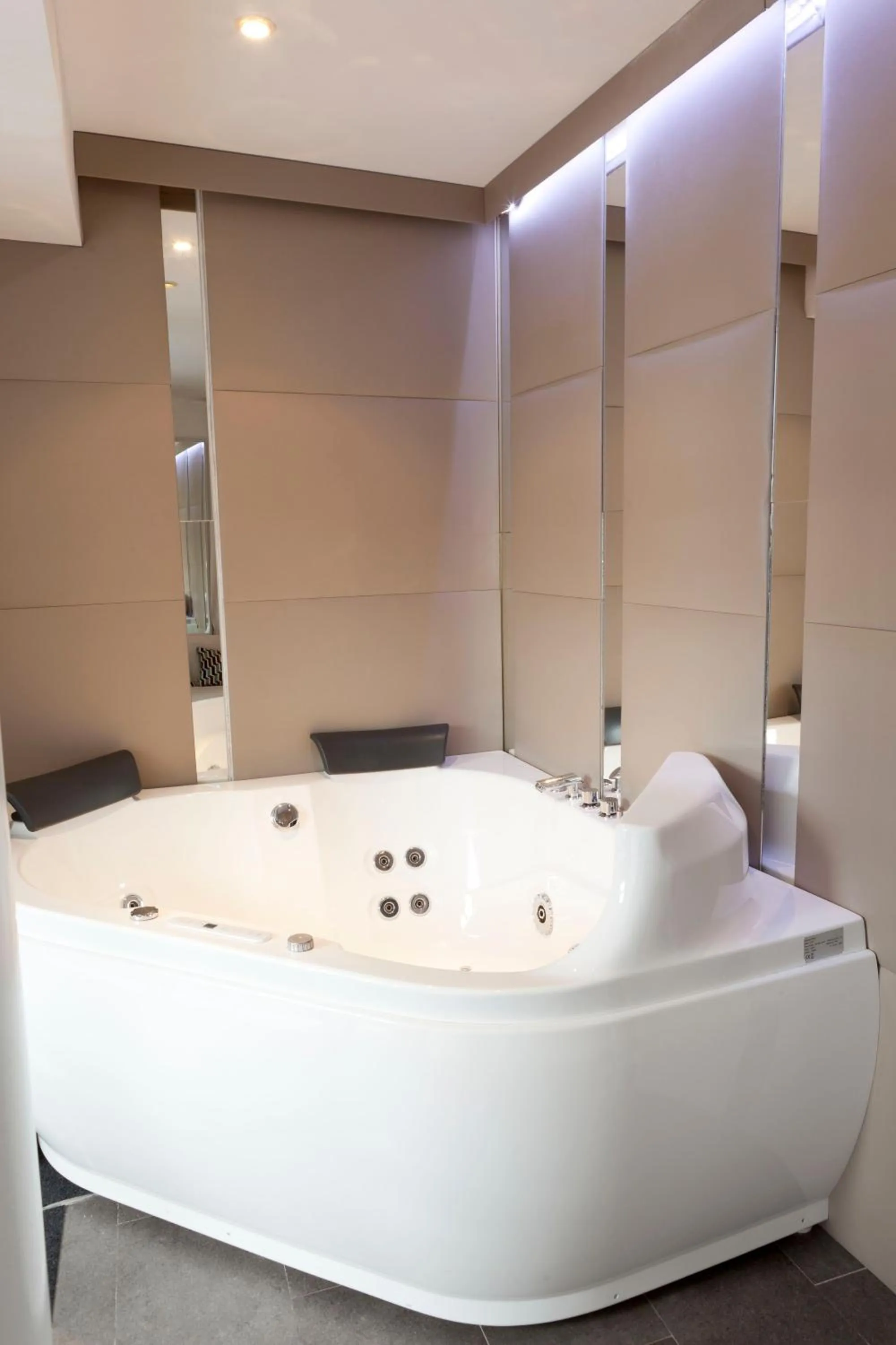 Bathroom in madrid central gran via Suites