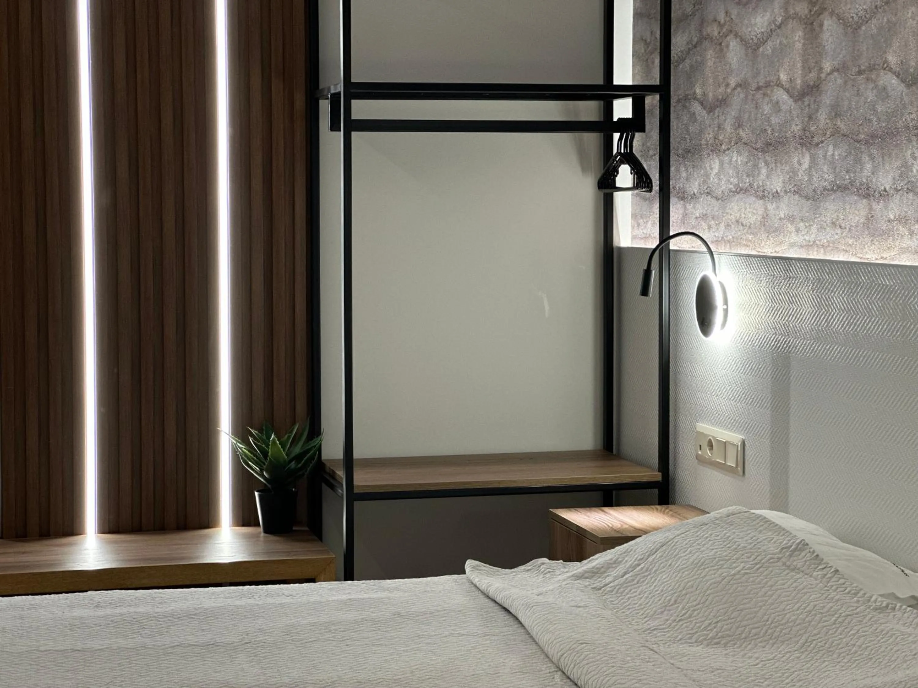 wardrobe, Bed in Bacchus