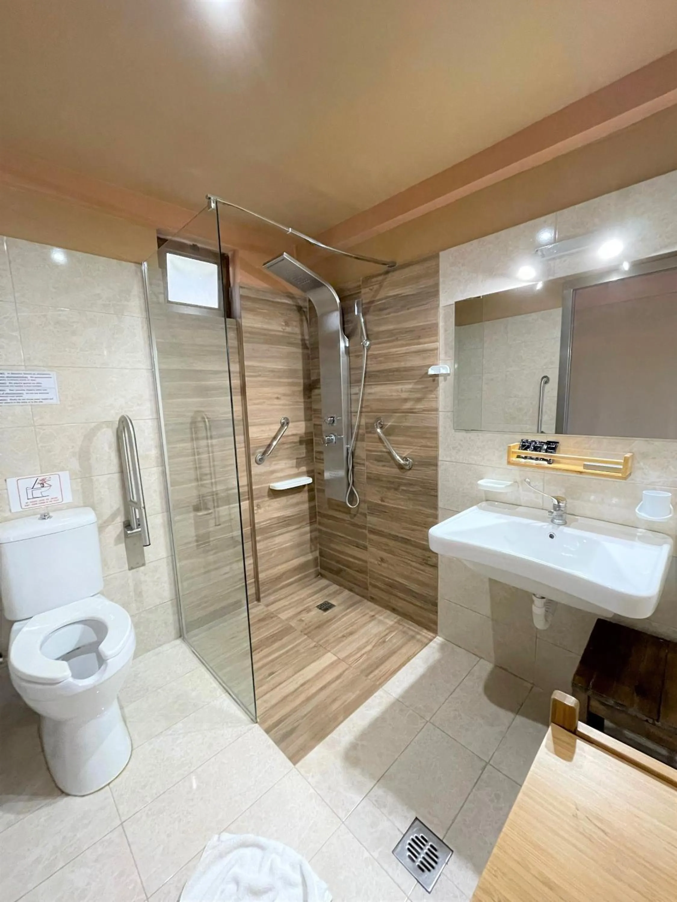 Bathroom in Mirabelle Hotel