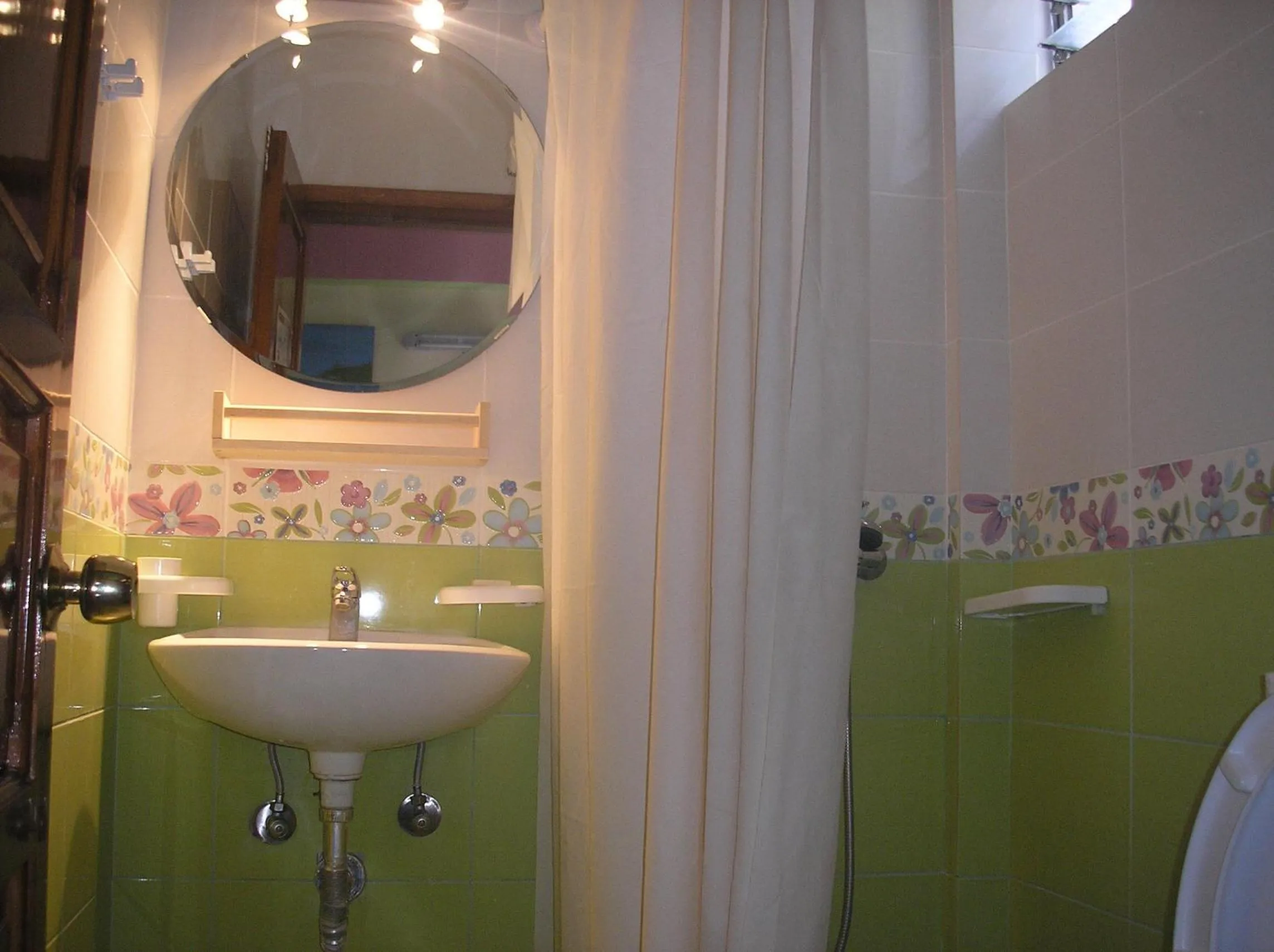 Bathroom in Mirabelle Hotel