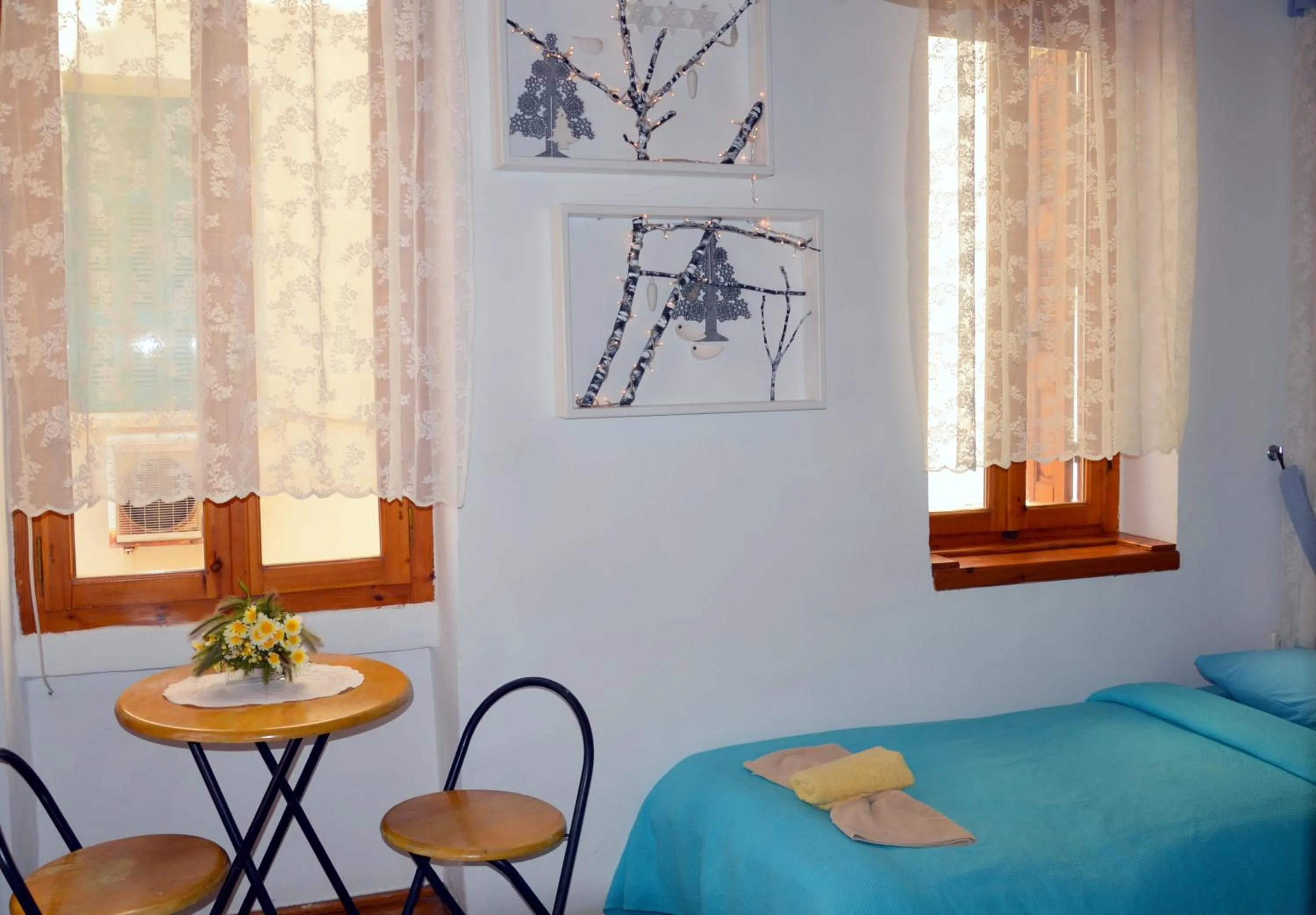 Photo of the whole room, Bed in Hera Studios