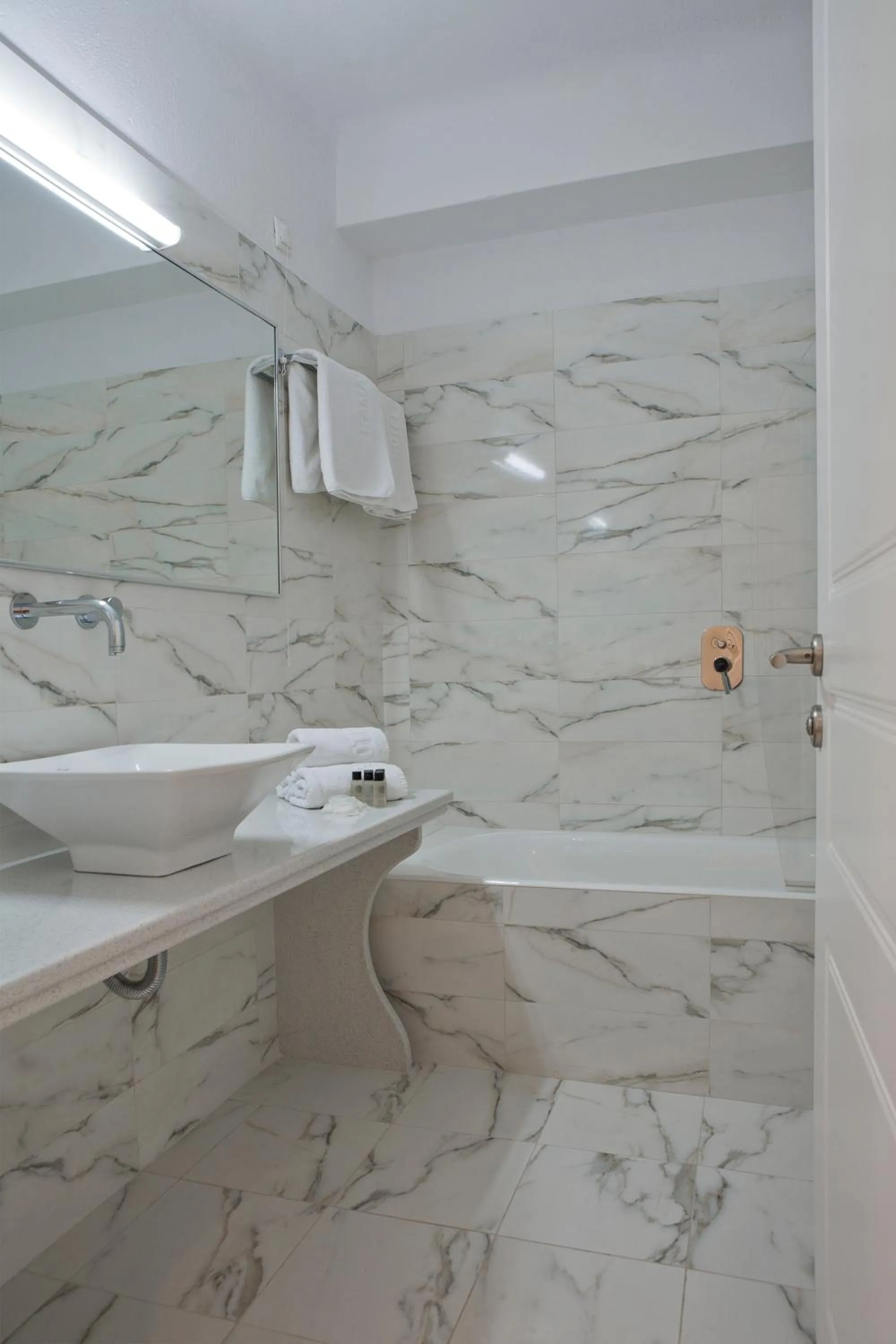 Bathroom in Kamari Hotel