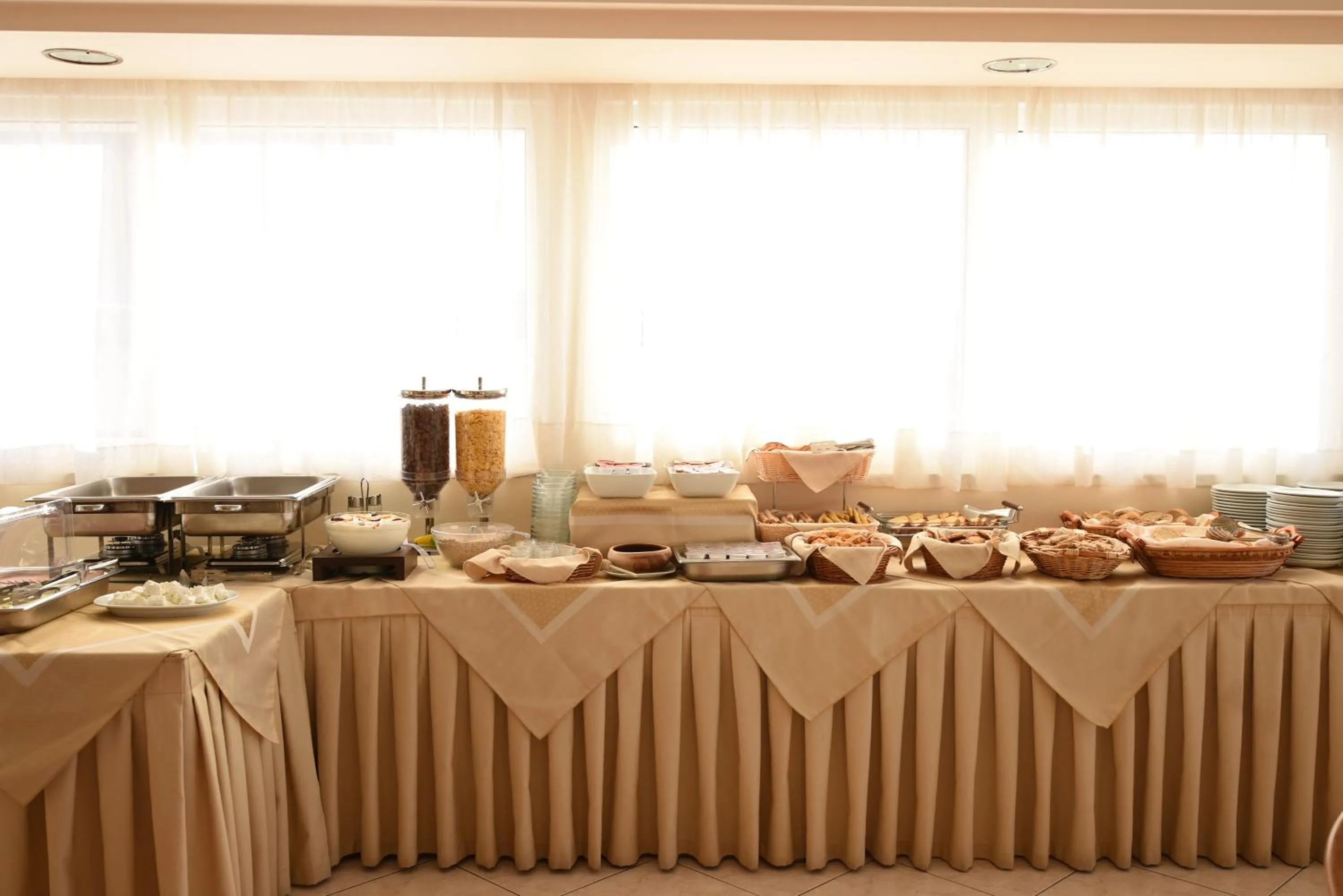 Restaurant/places to eat in Viaros Hotel Apartments