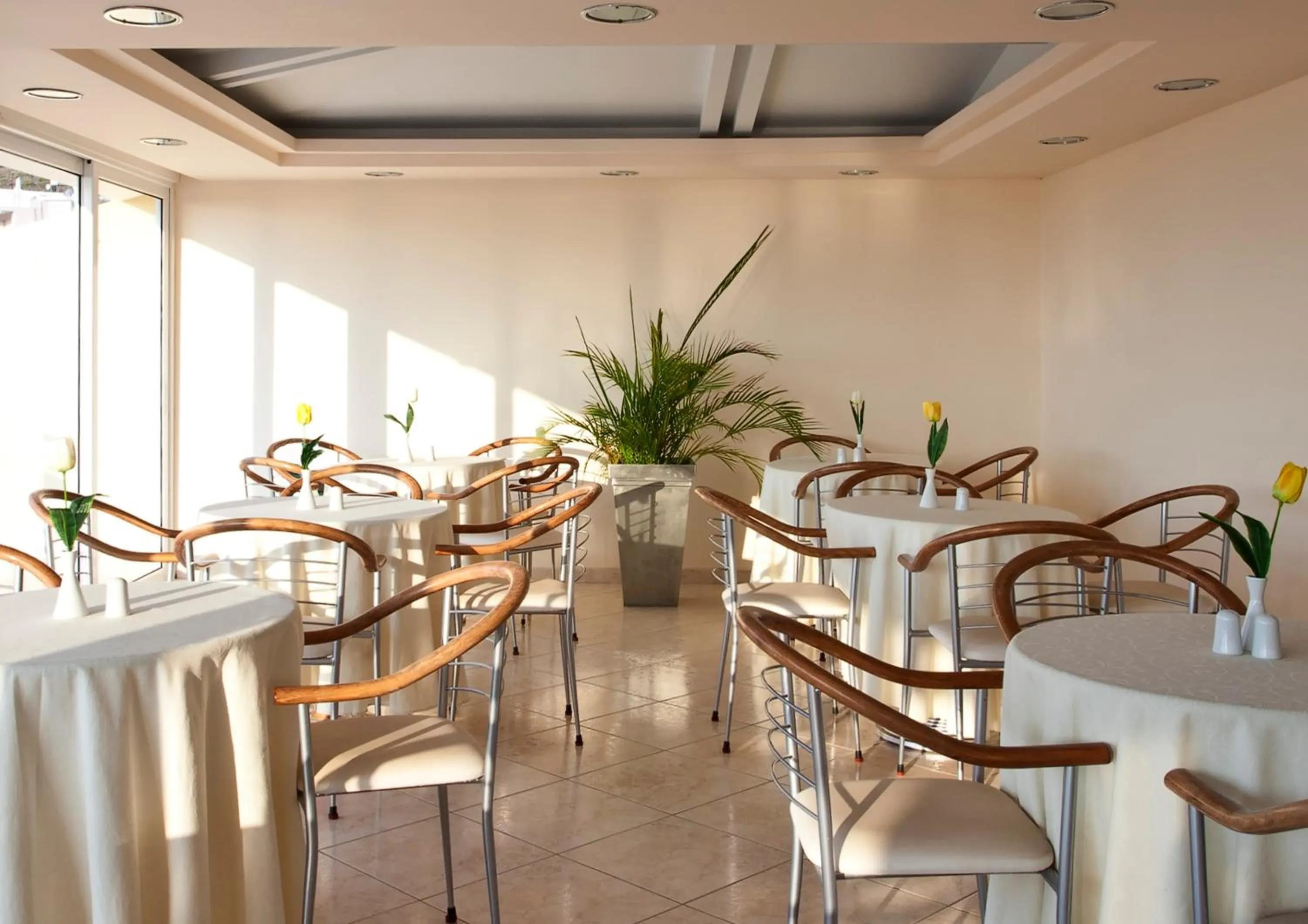 Restaurant/places to eat in Viaros Hotel Apartments