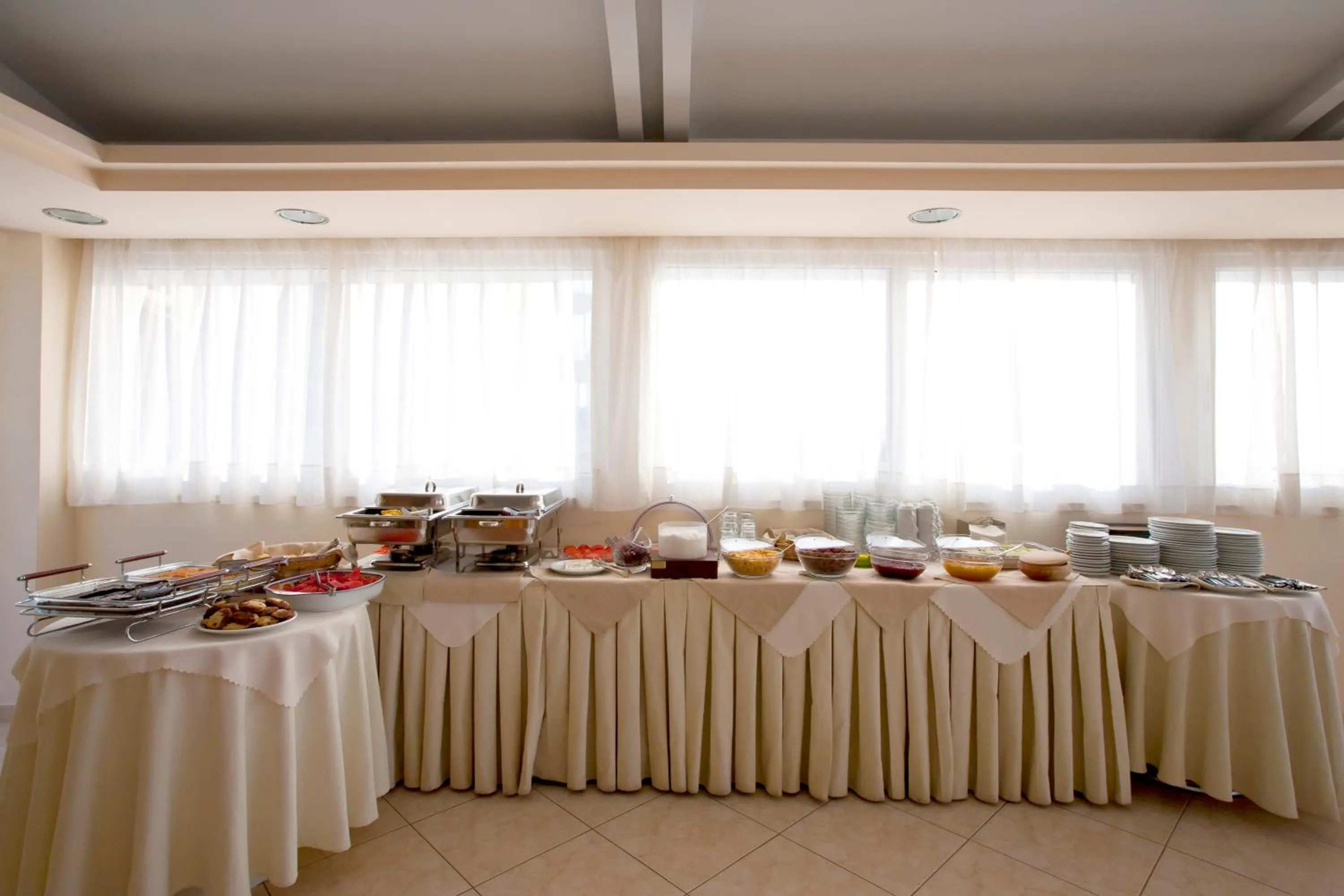 Restaurant/places to eat in Viaros Hotel Apartments