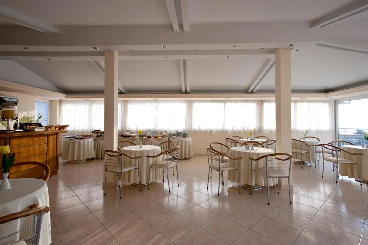 Restaurant/places to eat in Viaros Hotel Apartments