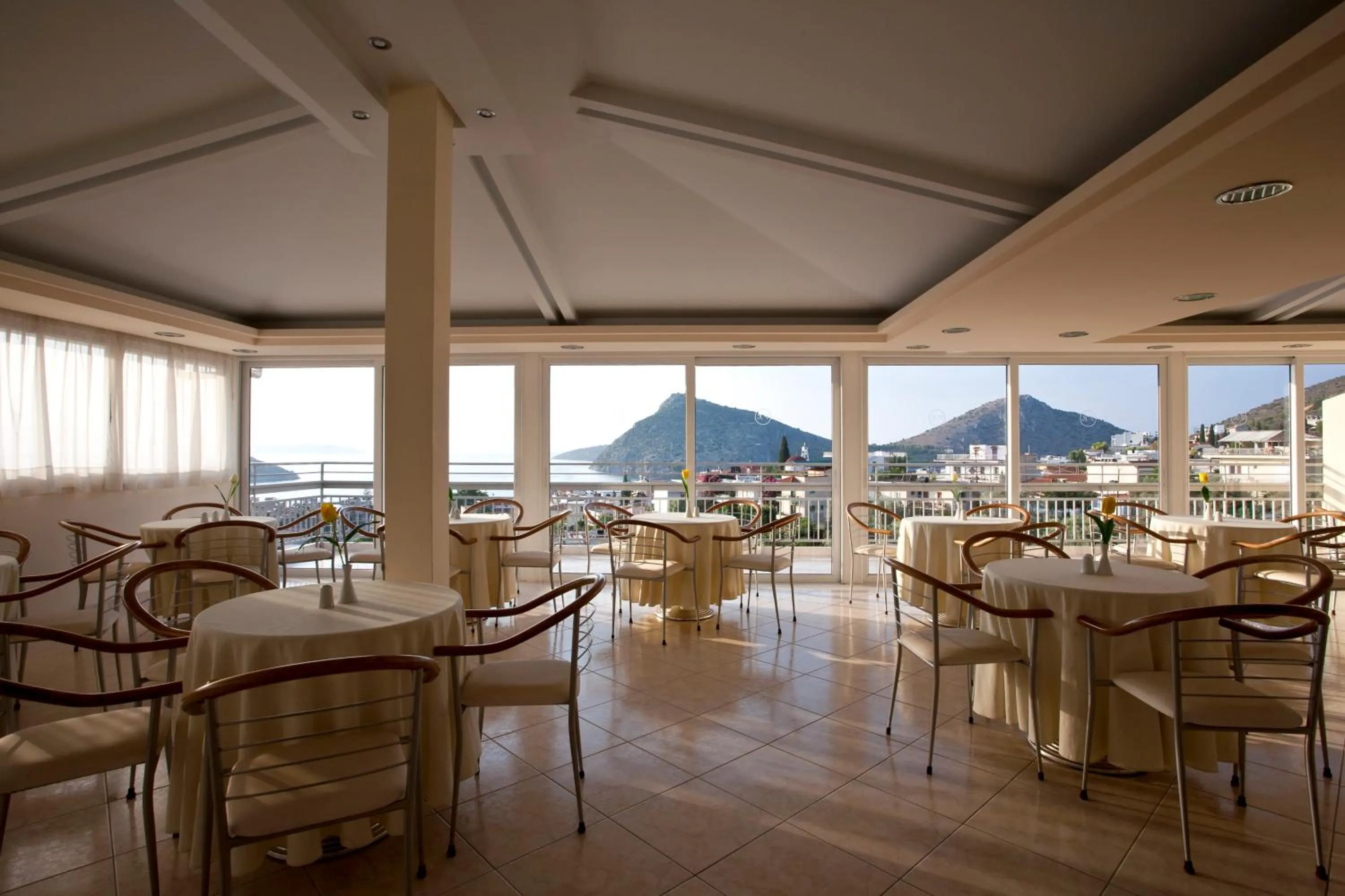 Restaurant/places to eat in Viaros Hotel Apartments