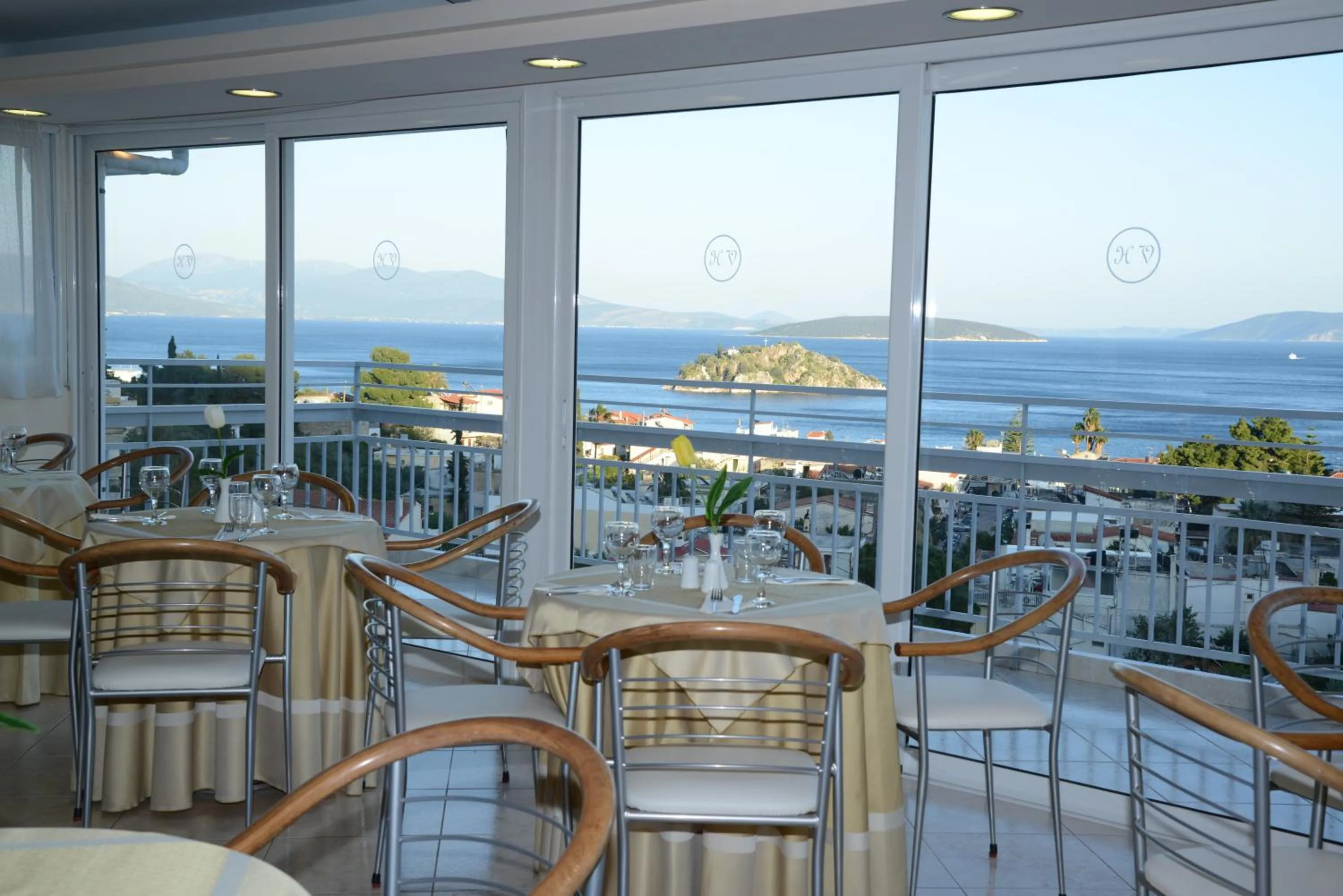 Restaurant/places to eat in Viaros Hotel Apartments