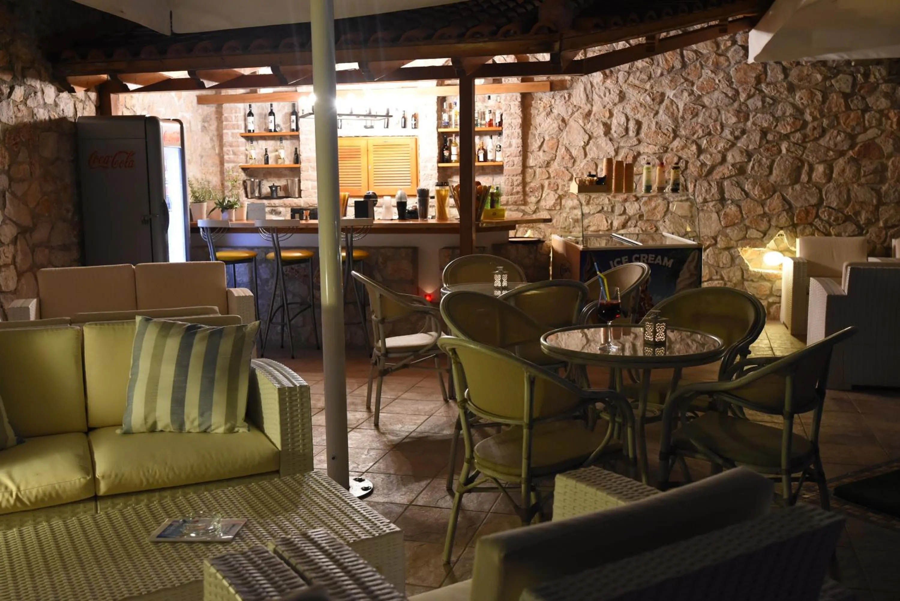 Restaurant/places to eat in Viaros Hotel Apartments