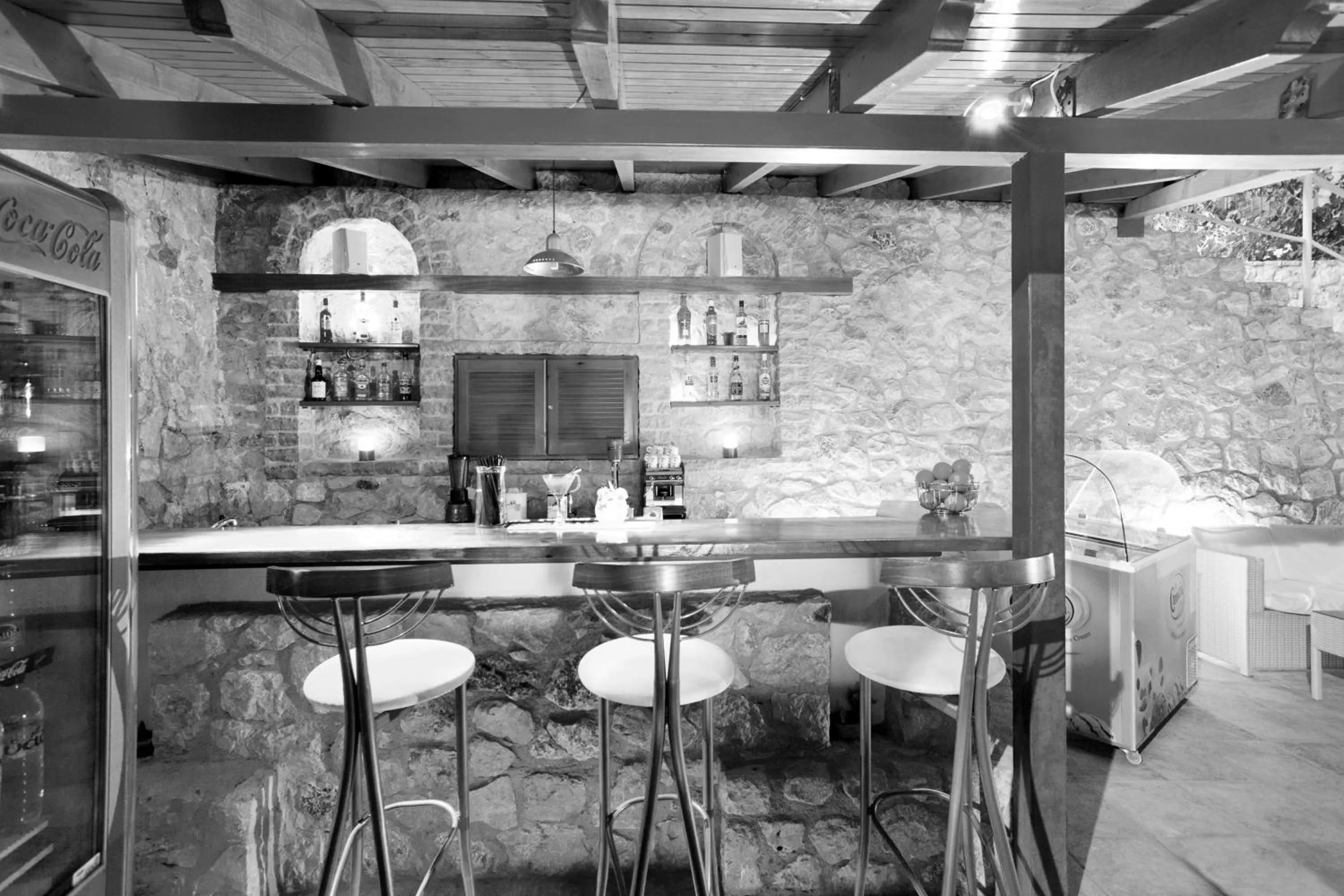 Restaurant/places to eat in Viaros Hotel Apartments