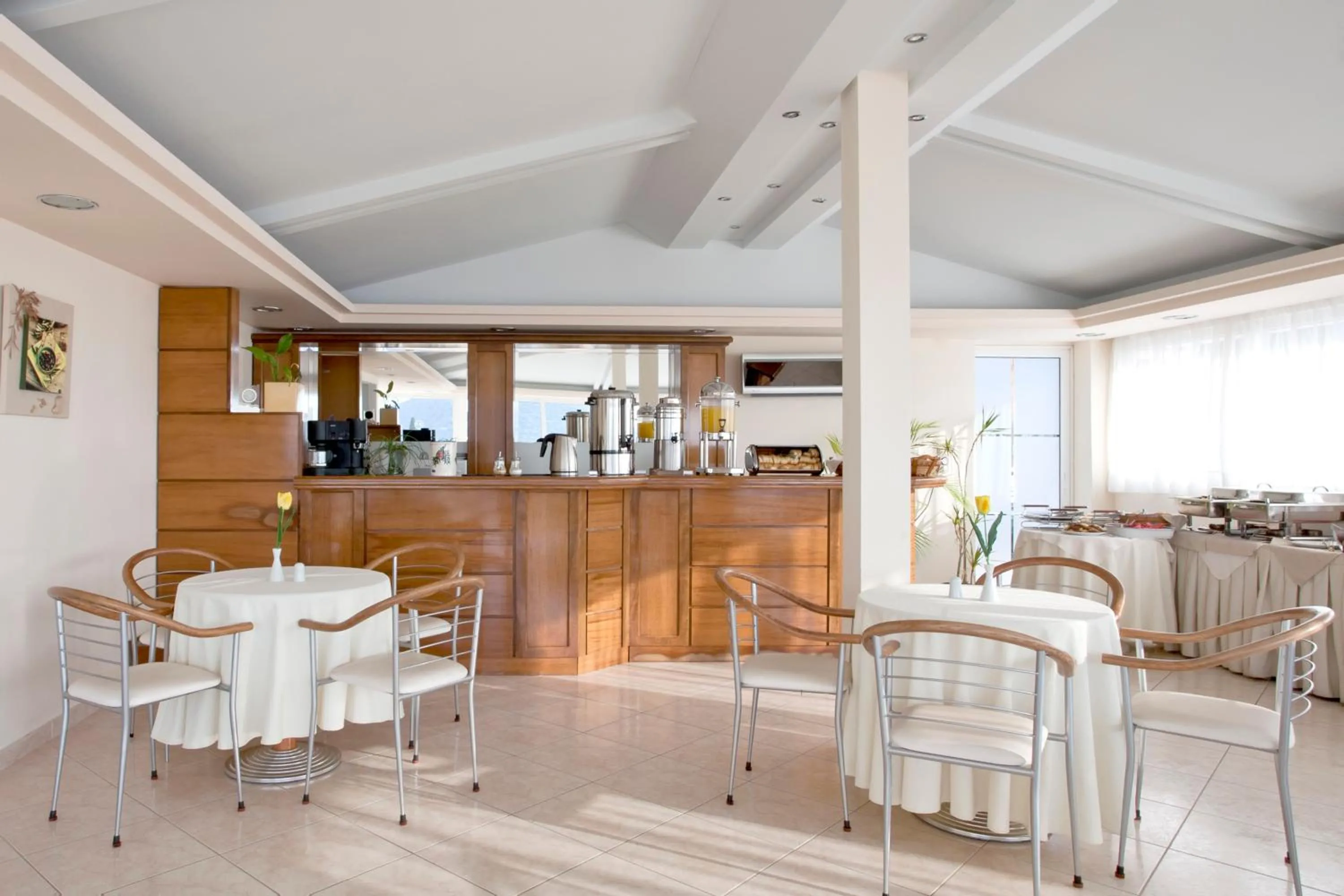 Restaurant/places to eat in Viaros Hotel Apartments