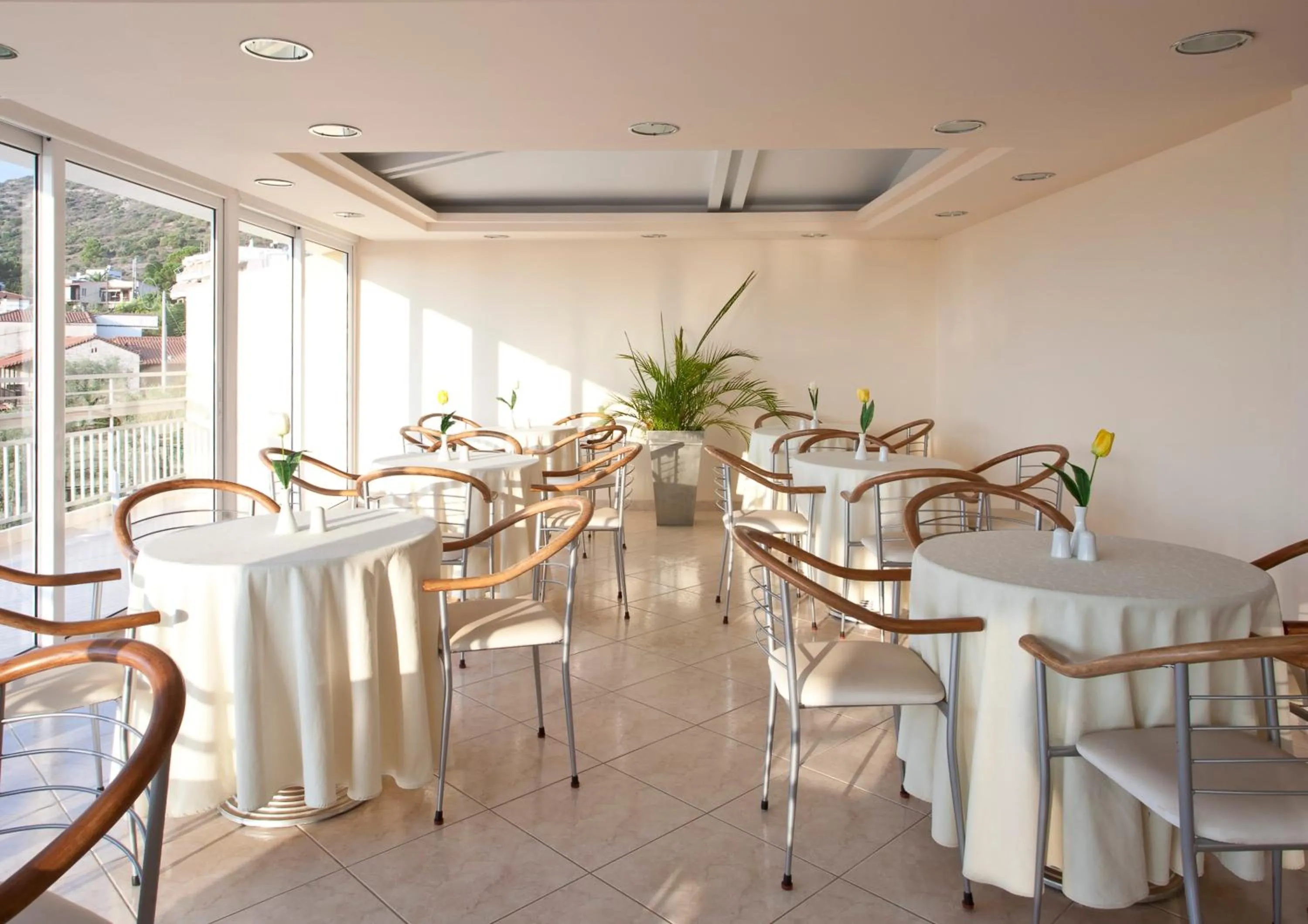 Restaurant/places to eat in Viaros Hotel Apartments
