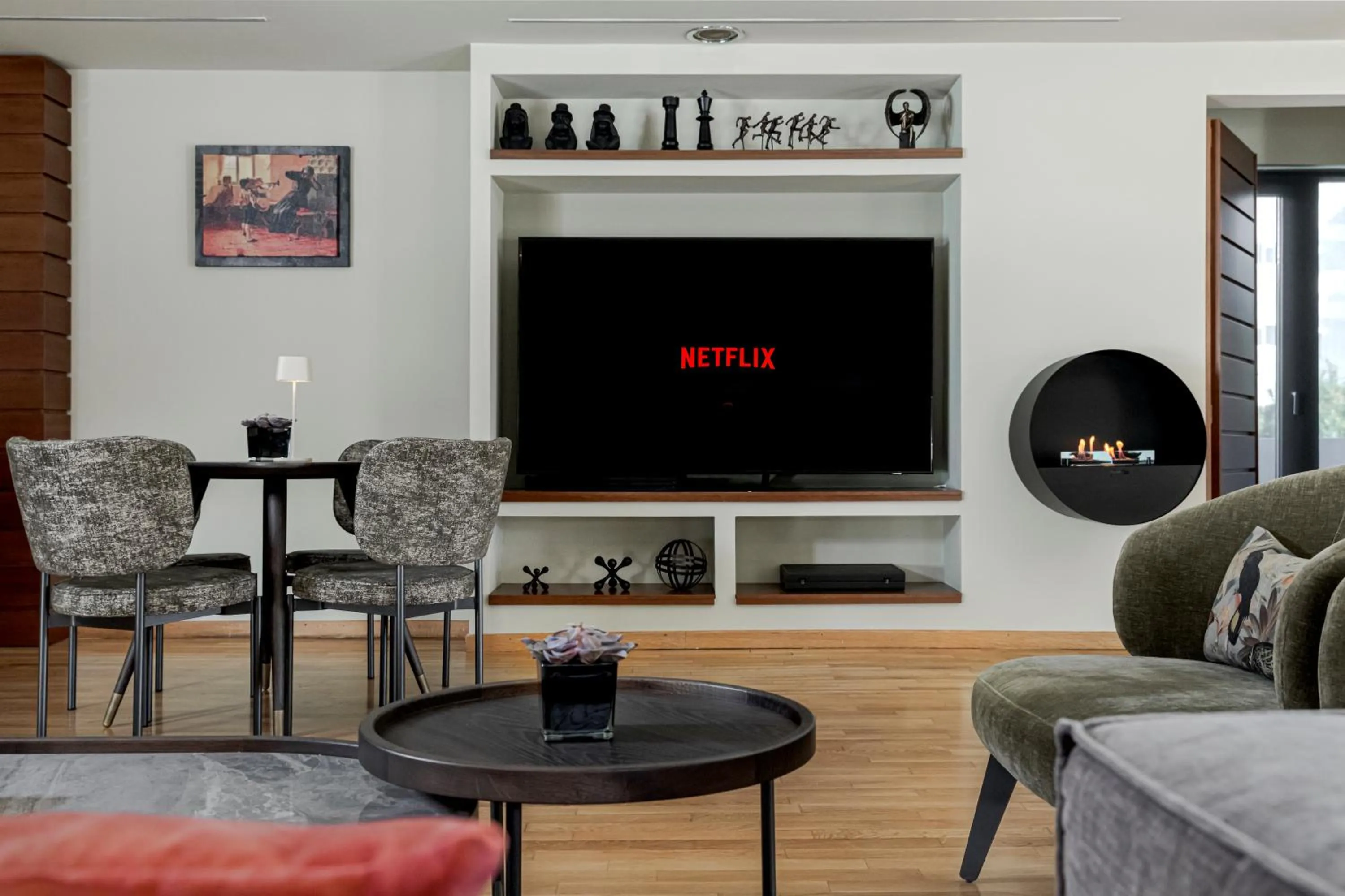 Communal lounge/ TV room in Blazer Suites Hotel